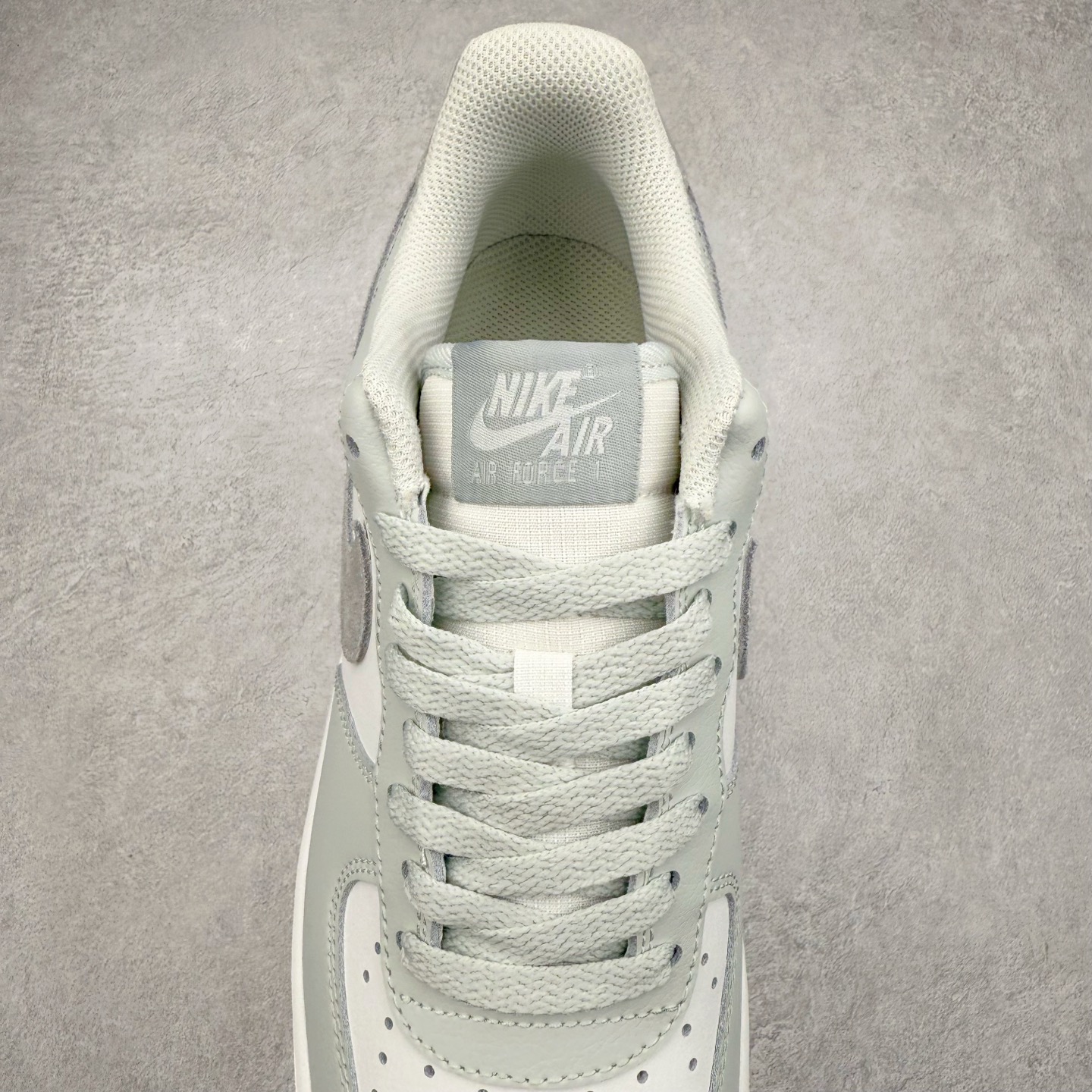 图片[5]-＃XT纯原 NK Air Force 1´07 Low 空军一号低帮百搭休闲运动板鞋 FJ4170-003 顶级批次 2022全新楦头鞋型 鱼鳞大底 历时开发三个月 清洁度完美 二维码鞋标 内置芯片及solo气垫 大底高度及其弧度依照正品 钢印 logo刺绣 鞋口弧度 鞋头长度 鞋面冲孔 鞋垫背胶及钢印 完美鞋型对比正品 每一处都是细节满满 柔软、弹性十足的缓震性能和出色的中底设计 横跨复古与现代的外型结合 造就出风靡全球 三十多年的Force 1 直到今天还深受青睐 实拍调校N版已经零色差零失真 百分百还原实物色彩所见即所得 不存在货不对板色差等低级问题 选购参考实物拍摄 不混卖不参货 只用心做好货严格选品 承诺混一赔十 尺码：36 36.5 37.5 38 38.5 39 40 40.5 41 42 42.5 43 44 44.5 45-选品中心