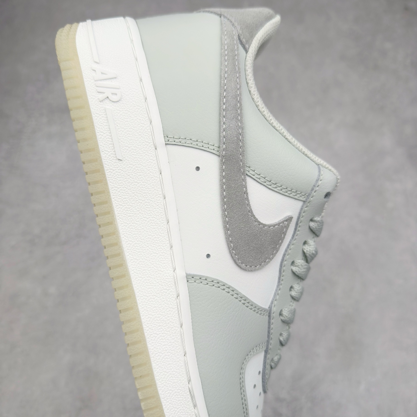 图片[6]-＃XT纯原 NK Air Force 1´07 Low 空军一号低帮百搭休闲运动板鞋 FJ4170-003 顶级批次 2022全新楦头鞋型 鱼鳞大底 历时开发三个月 清洁度完美 二维码鞋标 内置芯片及solo气垫 大底高度及其弧度依照正品 钢印 logo刺绣 鞋口弧度 鞋头长度 鞋面冲孔 鞋垫背胶及钢印 完美鞋型对比正品 每一处都是细节满满 柔软、弹性十足的缓震性能和出色的中底设计 横跨复古与现代的外型结合 造就出风靡全球 三十多年的Force 1 直到今天还深受青睐 实拍调校N版已经零色差零失真 百分百还原实物色彩所见即所得 不存在货不对板色差等低级问题 选购参考实物拍摄 不混卖不参货 只用心做好货严格选品 承诺混一赔十 尺码：36 36.5 37.5 38 38.5 39 40 40.5 41 42 42.5 43 44 44.5 45-选品中心