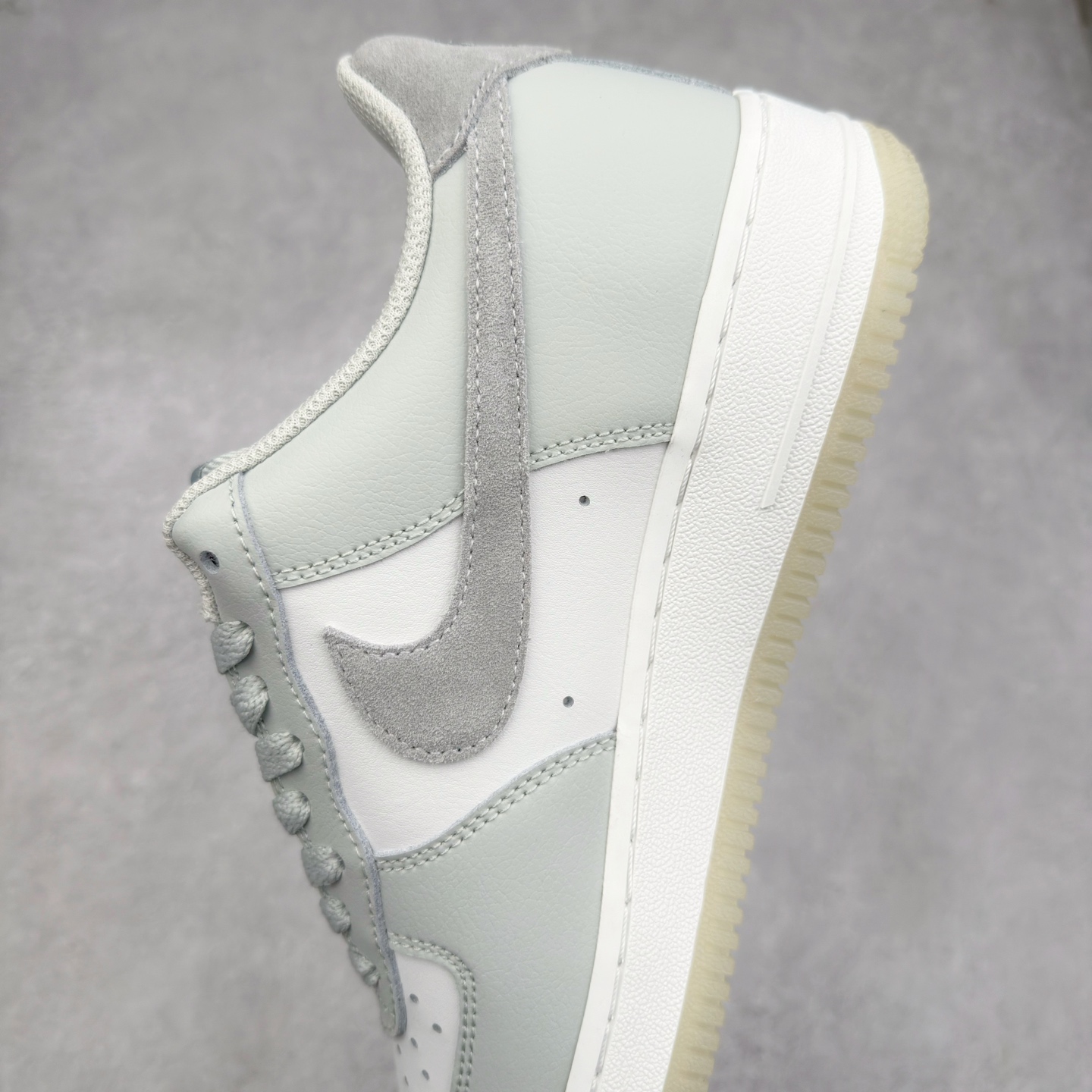 图片[7]-＃XT纯原 NK Air Force 1´07 Low 空军一号低帮百搭休闲运动板鞋 FJ4170-003 顶级批次 2022全新楦头鞋型 鱼鳞大底 历时开发三个月 清洁度完美 二维码鞋标 内置芯片及solo气垫 大底高度及其弧度依照正品 钢印 logo刺绣 鞋口弧度 鞋头长度 鞋面冲孔 鞋垫背胶及钢印 完美鞋型对比正品 每一处都是细节满满 柔软、弹性十足的缓震性能和出色的中底设计 横跨复古与现代的外型结合 造就出风靡全球 三十多年的Force 1 直到今天还深受青睐 实拍调校N版已经零色差零失真 百分百还原实物色彩所见即所得 不存在货不对板色差等低级问题 选购参考实物拍摄 不混卖不参货 只用心做好货严格选品 承诺混一赔十 尺码：36 36.5 37.5 38 38.5 39 40 40.5 41 42 42.5 43 44 44.5 45-选品中心