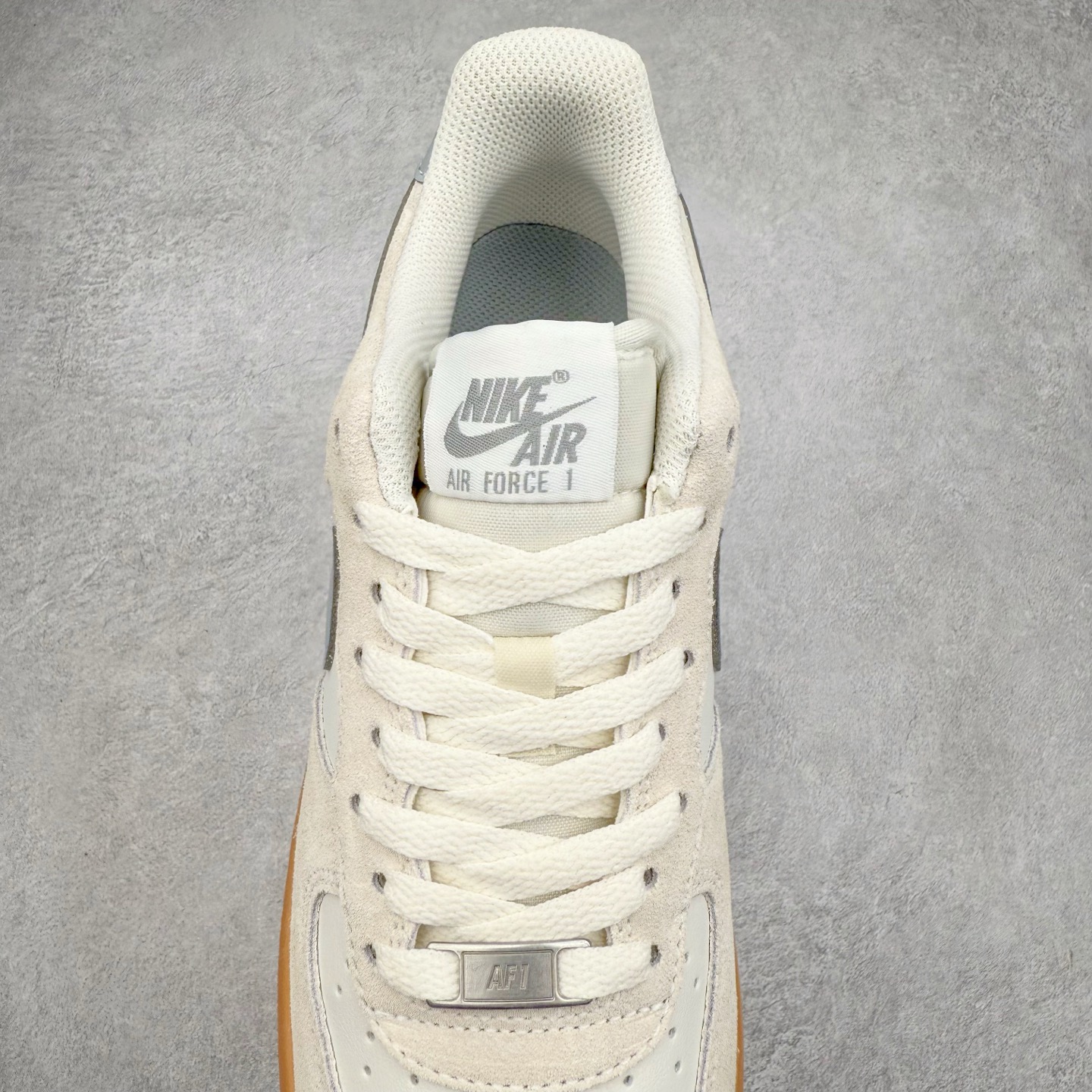 图片[5]-＃XT纯原 NK Air Force 1´07 Low 空军一号低帮百搭休闲运动板鞋 FQ8714-002 顶级批次 2022全新楦头鞋型 鱼鳞大底 历时开发三个月 清洁度完美 二维码鞋标 内置芯片及solo气垫 大底高度及其弧度依照正品 钢印 logo刺绣 鞋口弧度 鞋头长度 鞋面冲孔 鞋垫背胶及钢印 完美鞋型对比正品 每一处都是细节满满 柔软、弹性十足的缓震性能和出色的中底设计 横跨复古与现代的外型结合 造就出风靡全球 三十多年的Force 1 直到今天还深受青睐 实拍调校N版已经零色差零失真 百分百还原实物色彩所见即所得 不存在货不对板色差等低级问题 选购参考实物拍摄 不混卖不参货 只用心做好货严格选品 承诺混一赔十 尺码：36 36.5 37.5 38 38.5 39 40 40.5 41 42 42.5 43 44 44.5 45-选品中心