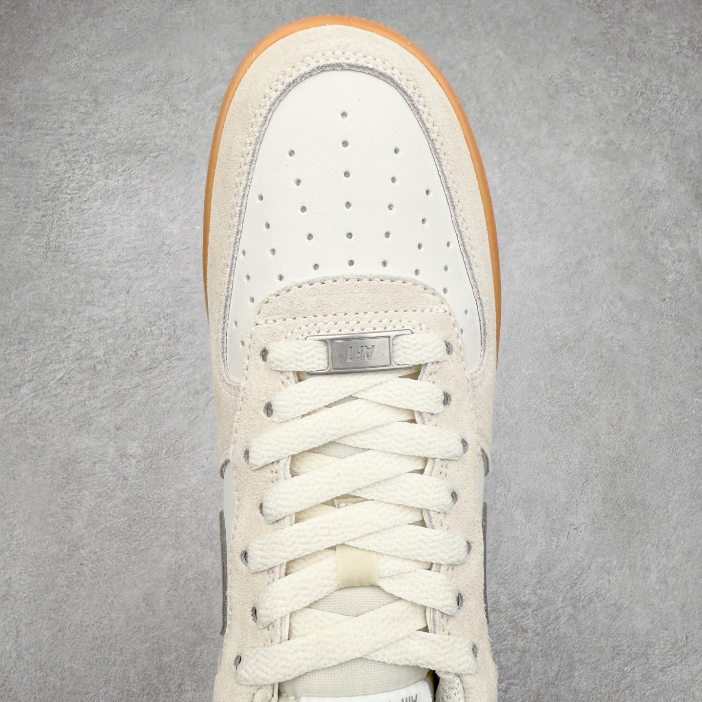 图片[4]-＃XT纯原 NK Air Force 1´07 Low 空军一号低帮百搭休闲运动板鞋 FQ8714-002 顶级批次 2022全新楦头鞋型 鱼鳞大底 历时开发三个月 清洁度完美 二维码鞋标 内置芯片及solo气垫 大底高度及其弧度依照正品 钢印 logo刺绣 鞋口弧度 鞋头长度 鞋面冲孔 鞋垫背胶及钢印 完美鞋型对比正品 每一处都是细节满满 柔软、弹性十足的缓震性能和出色的中底设计 横跨复古与现代的外型结合 造就出风靡全球 三十多年的Force 1 直到今天还深受青睐 实拍调校N版已经零色差零失真 百分百还原实物色彩所见即所得 不存在货不对板色差等低级问题 选购参考实物拍摄 不混卖不参货 只用心做好货严格选品 承诺混一赔十 尺码：36 36.5 37.5 38 38.5 39 40 40.5 41 42 42.5 43 44 44.5 45-选品中心