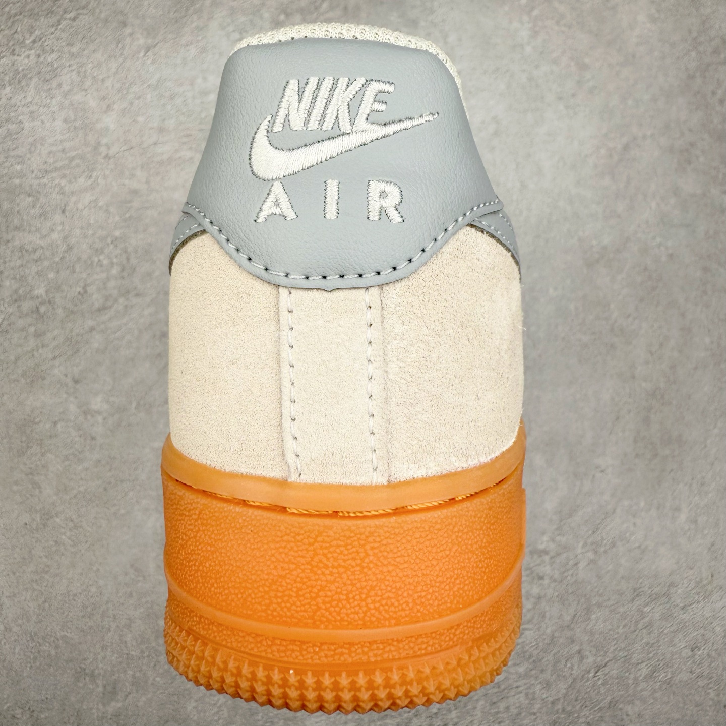 图片[8]-＃XT纯原 NK Air Force 1´07 Low 空军一号低帮百搭休闲运动板鞋 FQ8714-002 顶级批次 2022全新楦头鞋型 鱼鳞大底 历时开发三个月 清洁度完美 二维码鞋标 内置芯片及solo气垫 大底高度及其弧度依照正品 钢印 logo刺绣 鞋口弧度 鞋头长度 鞋面冲孔 鞋垫背胶及钢印 完美鞋型对比正品 每一处都是细节满满 柔软、弹性十足的缓震性能和出色的中底设计 横跨复古与现代的外型结合 造就出风靡全球 三十多年的Force 1 直到今天还深受青睐 实拍调校N版已经零色差零失真 百分百还原实物色彩所见即所得 不存在货不对板色差等低级问题 选购参考实物拍摄 不混卖不参货 只用心做好货严格选品 承诺混一赔十 尺码：36 36.5 37.5 38 38.5 39 40 40.5 41 42 42.5 43 44 44.5 45-选品中心