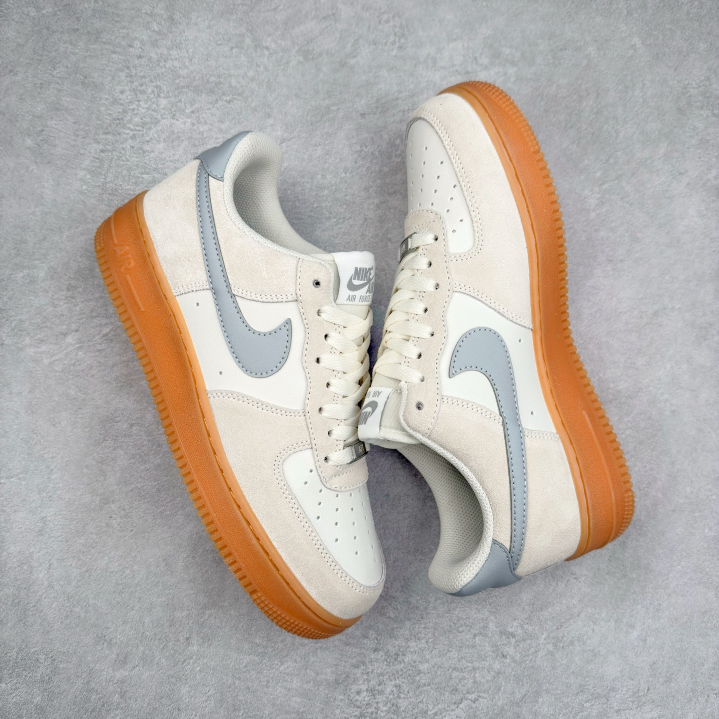 图片[3]-＃XT纯原 NK Air Force 1´07 Low 空军一号低帮百搭休闲运动板鞋 FQ8714-002 顶级批次 2022全新楦头鞋型 鱼鳞大底 历时开发三个月 清洁度完美 二维码鞋标 内置芯片及solo气垫 大底高度及其弧度依照正品 钢印 logo刺绣 鞋口弧度 鞋头长度 鞋面冲孔 鞋垫背胶及钢印 完美鞋型对比正品 每一处都是细节满满 柔软、弹性十足的缓震性能和出色的中底设计 横跨复古与现代的外型结合 造就出风靡全球 三十多年的Force 1 直到今天还深受青睐 实拍调校N版已经零色差零失真 百分百还原实物色彩所见即所得 不存在货不对板色差等低级问题 选购参考实物拍摄 不混卖不参货 只用心做好货严格选品 承诺混一赔十 尺码：36 36.5 37.5 38 38.5 39 40 40.5 41 42 42.5 43 44 44.5 45-选品中心