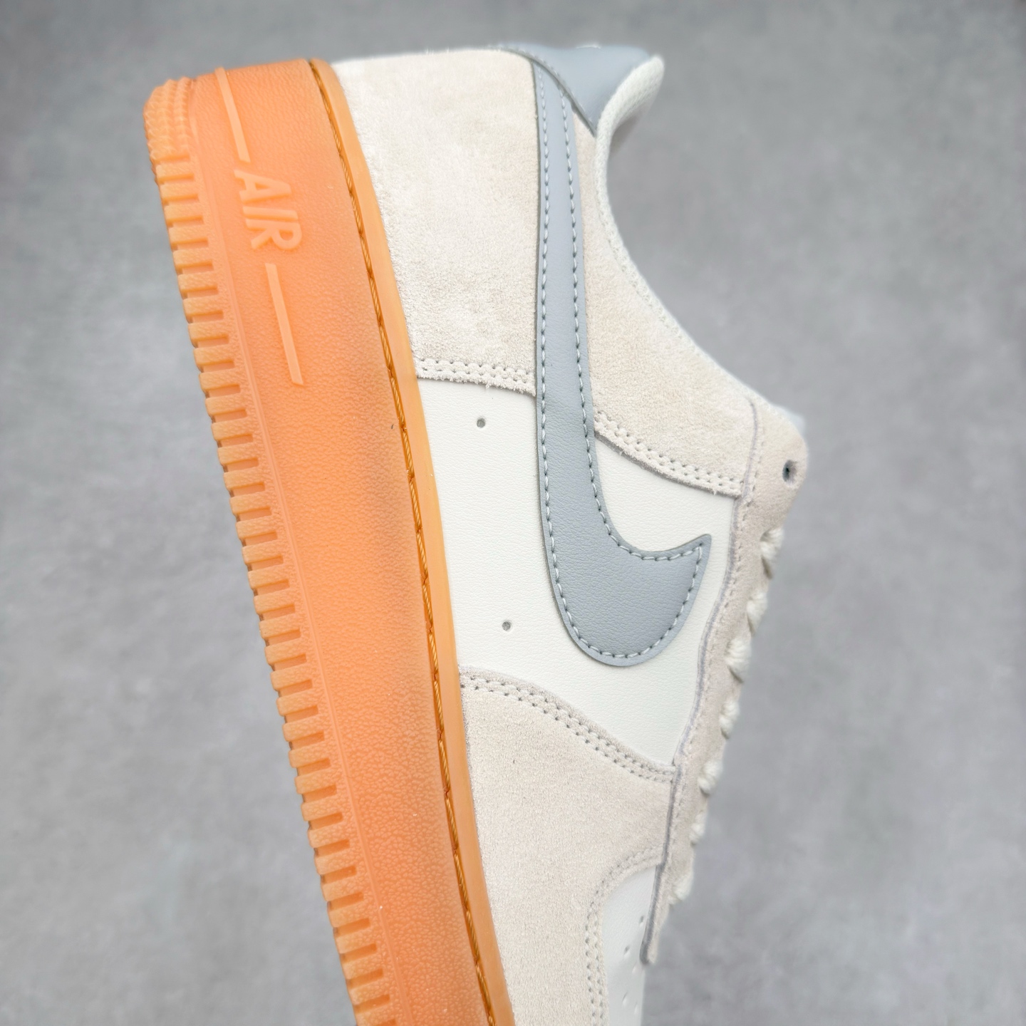 图片[6]-＃XT纯原 NK Air Force 1´07 Low 空军一号低帮百搭休闲运动板鞋 FQ8714-002 顶级批次 2022全新楦头鞋型 鱼鳞大底 历时开发三个月 清洁度完美 二维码鞋标 内置芯片及solo气垫 大底高度及其弧度依照正品 钢印 logo刺绣 鞋口弧度 鞋头长度 鞋面冲孔 鞋垫背胶及钢印 完美鞋型对比正品 每一处都是细节满满 柔软、弹性十足的缓震性能和出色的中底设计 横跨复古与现代的外型结合 造就出风靡全球 三十多年的Force 1 直到今天还深受青睐 实拍调校N版已经零色差零失真 百分百还原实物色彩所见即所得 不存在货不对板色差等低级问题 选购参考实物拍摄 不混卖不参货 只用心做好货严格选品 承诺混一赔十 尺码：36 36.5 37.5 38 38.5 39 40 40.5 41 42 42.5 43 44 44.5 45-选品中心