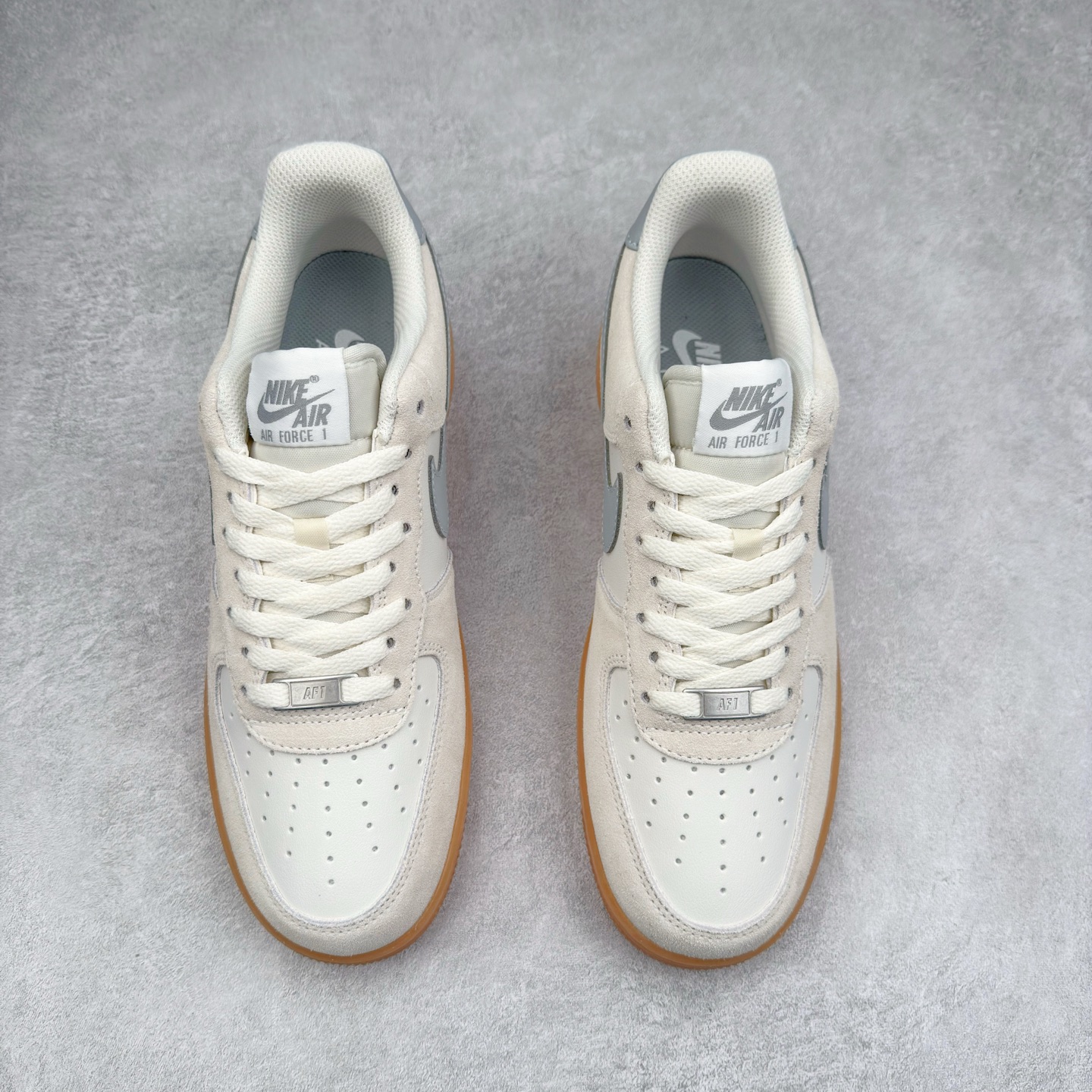 图片[2]-＃XT纯原 NK Air Force 1´07 Low 空军一号低帮百搭休闲运动板鞋 FQ8714-002 顶级批次 2022全新楦头鞋型 鱼鳞大底 历时开发三个月 清洁度完美 二维码鞋标 内置芯片及solo气垫 大底高度及其弧度依照正品 钢印 logo刺绣 鞋口弧度 鞋头长度 鞋面冲孔 鞋垫背胶及钢印 完美鞋型对比正品 每一处都是细节满满 柔软、弹性十足的缓震性能和出色的中底设计 横跨复古与现代的外型结合 造就出风靡全球 三十多年的Force 1 直到今天还深受青睐 实拍调校N版已经零色差零失真 百分百还原实物色彩所见即所得 不存在货不对板色差等低级问题 选购参考实物拍摄 不混卖不参货 只用心做好货严格选品 承诺混一赔十 尺码：36 36.5 37.5 38 38.5 39 40 40.5 41 42 42.5 43 44 44.5 45-选品中心