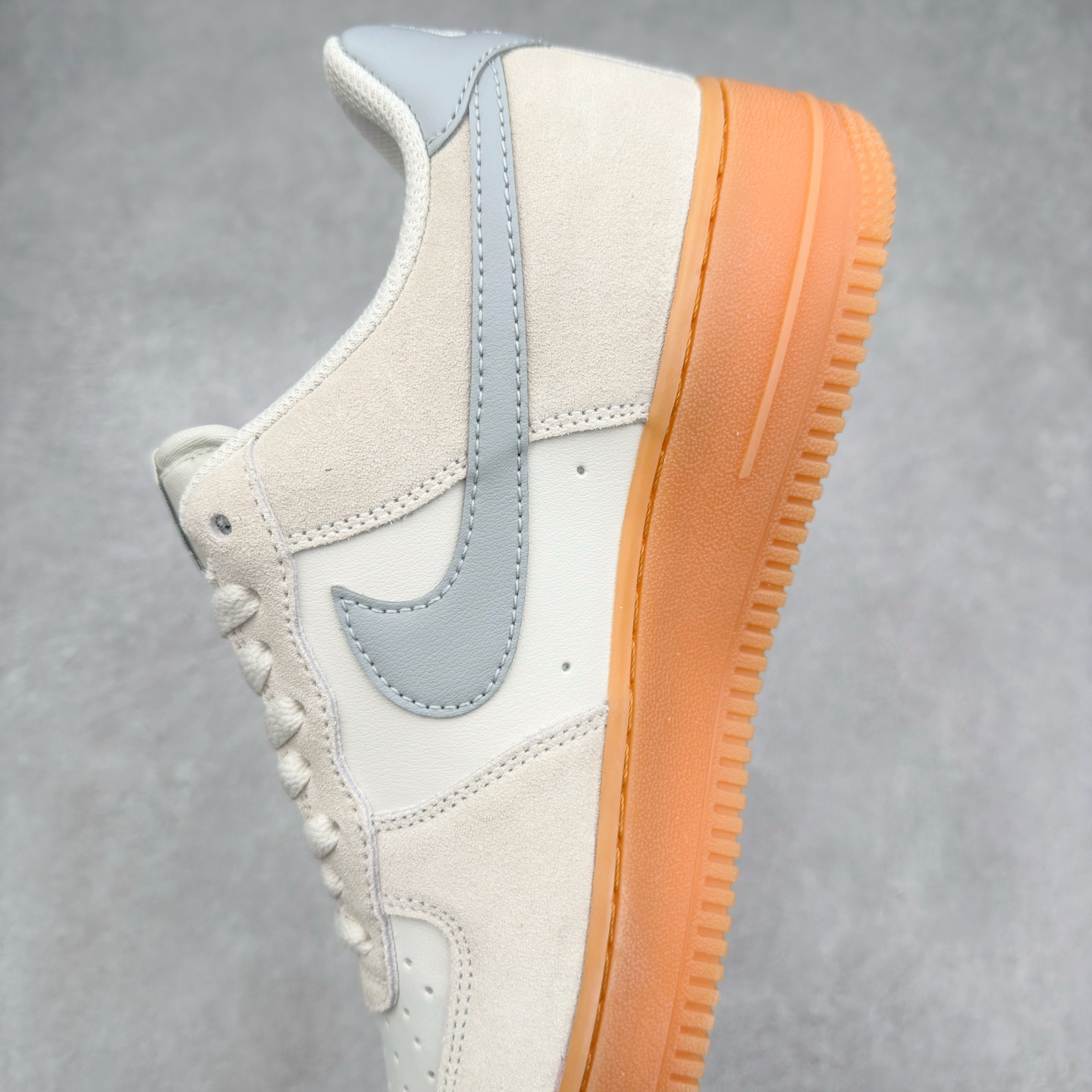 图片[7]-＃XT纯原 NK Air Force 1´07 Low 空军一号低帮百搭休闲运动板鞋 FQ8714-002 顶级批次 2022全新楦头鞋型 鱼鳞大底 历时开发三个月 清洁度完美 二维码鞋标 内置芯片及solo气垫 大底高度及其弧度依照正品 钢印 logo刺绣 鞋口弧度 鞋头长度 鞋面冲孔 鞋垫背胶及钢印 完美鞋型对比正品 每一处都是细节满满 柔软、弹性十足的缓震性能和出色的中底设计 横跨复古与现代的外型结合 造就出风靡全球 三十多年的Force 1 直到今天还深受青睐 实拍调校N版已经零色差零失真 百分百还原实物色彩所见即所得 不存在货不对板色差等低级问题 选购参考实物拍摄 不混卖不参货 只用心做好货严格选品 承诺混一赔十 尺码：36 36.5 37.5 38 38.5 39 40 40.5 41 42 42.5 43 44 44.5 45-选品中心