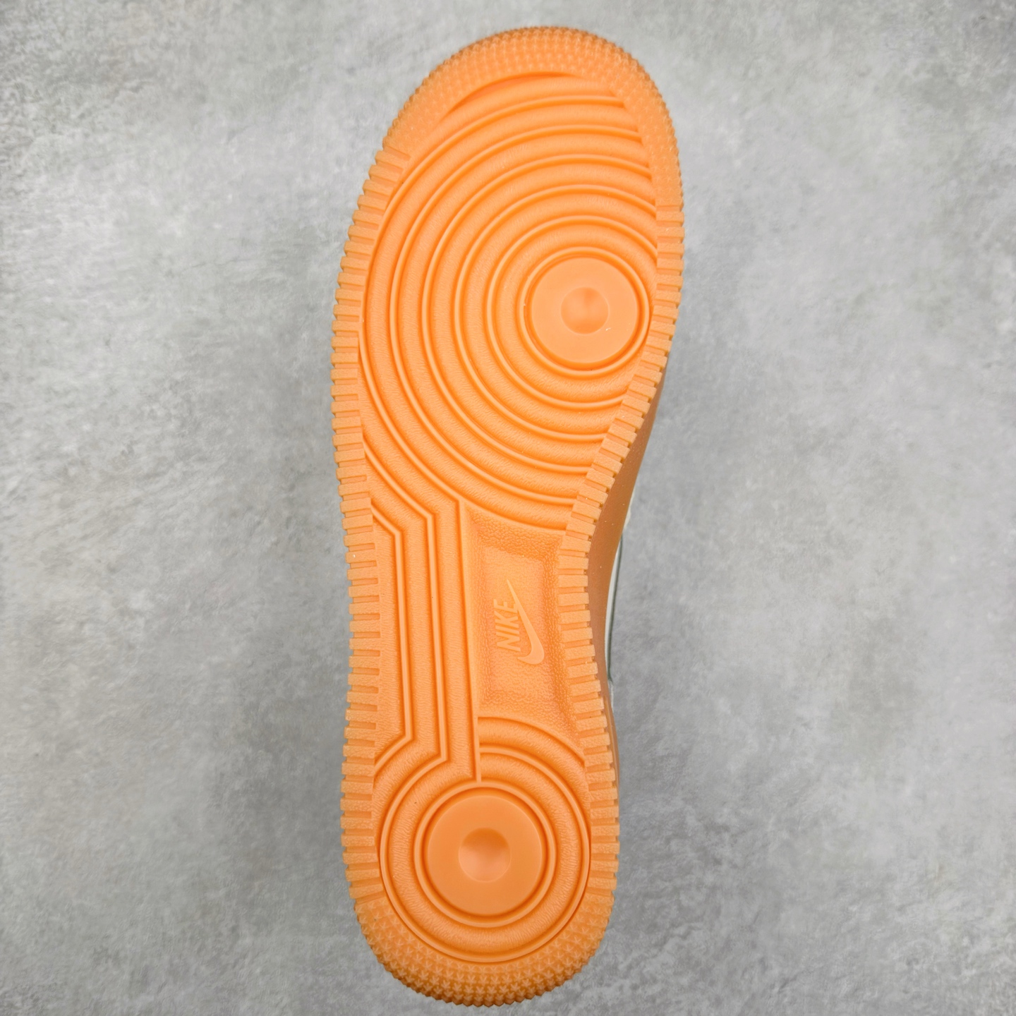 图片[9]-＃XT纯原 NK Air Force 1´07 Low 空军一号低帮百搭休闲运动板鞋 FQ8714-002 顶级批次 2022全新楦头鞋型 鱼鳞大底 历时开发三个月 清洁度完美 二维码鞋标 内置芯片及solo气垫 大底高度及其弧度依照正品 钢印 logo刺绣 鞋口弧度 鞋头长度 鞋面冲孔 鞋垫背胶及钢印 完美鞋型对比正品 每一处都是细节满满 柔软、弹性十足的缓震性能和出色的中底设计 横跨复古与现代的外型结合 造就出风靡全球 三十多年的Force 1 直到今天还深受青睐 实拍调校N版已经零色差零失真 百分百还原实物色彩所见即所得 不存在货不对板色差等低级问题 选购参考实物拍摄 不混卖不参货 只用心做好货严格选品 承诺混一赔十 尺码：36 36.5 37.5 38 38.5 39 40 40.5 41 42 42.5 43 44 44.5 45-选品中心