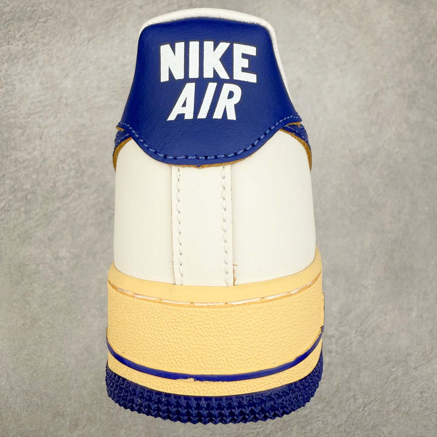 图片[8]-＃XT纯原 NK Air Force 1´07 Low 空军一号低帮百搭休闲运动板鞋 FQ8103-133 顶级批次 2022全新楦头鞋型 鱼鳞大底 历时开发三个月 清洁度完美 二维码鞋标 内置芯片及solo气垫 大底高度及其弧度依照正品 钢印 logo刺绣 鞋口弧度 鞋头长度 鞋面冲孔 鞋垫背胶及钢印 完美鞋型对比正品 每一处都是细节满满 柔软、弹性十足的缓震性能和出色的中底设计 横跨复古与现代的外型结合 造就出风靡全球 三十多年的Force 1 直到今天还深受青睐 实拍调校N版已经零色差零失真 百分百还原实物色彩所见即所得 不存在货不对板色差等低级问题 选购参考实物拍摄 不混卖不参货 只用心做好货严格选品 承诺混一赔十 尺码：36 36.5 37.5 38 38.5 39 40 40.5 41 42 42.5 43 44 44.5 45-选品中心