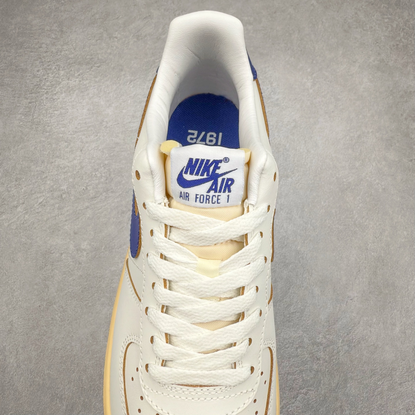 图片[5]-＃XT纯原 NK Air Force 1´07 Low 空军一号低帮百搭休闲运动板鞋 FQ8103-133 顶级批次 2022全新楦头鞋型 鱼鳞大底 历时开发三个月 清洁度完美 二维码鞋标 内置芯片及solo气垫 大底高度及其弧度依照正品 钢印 logo刺绣 鞋口弧度 鞋头长度 鞋面冲孔 鞋垫背胶及钢印 完美鞋型对比正品 每一处都是细节满满 柔软、弹性十足的缓震性能和出色的中底设计 横跨复古与现代的外型结合 造就出风靡全球 三十多年的Force 1 直到今天还深受青睐 实拍调校N版已经零色差零失真 百分百还原实物色彩所见即所得 不存在货不对板色差等低级问题 选购参考实物拍摄 不混卖不参货 只用心做好货严格选品 承诺混一赔十 尺码：36 36.5 37.5 38 38.5 39 40 40.5 41 42 42.5 43 44 44.5 45-选品中心