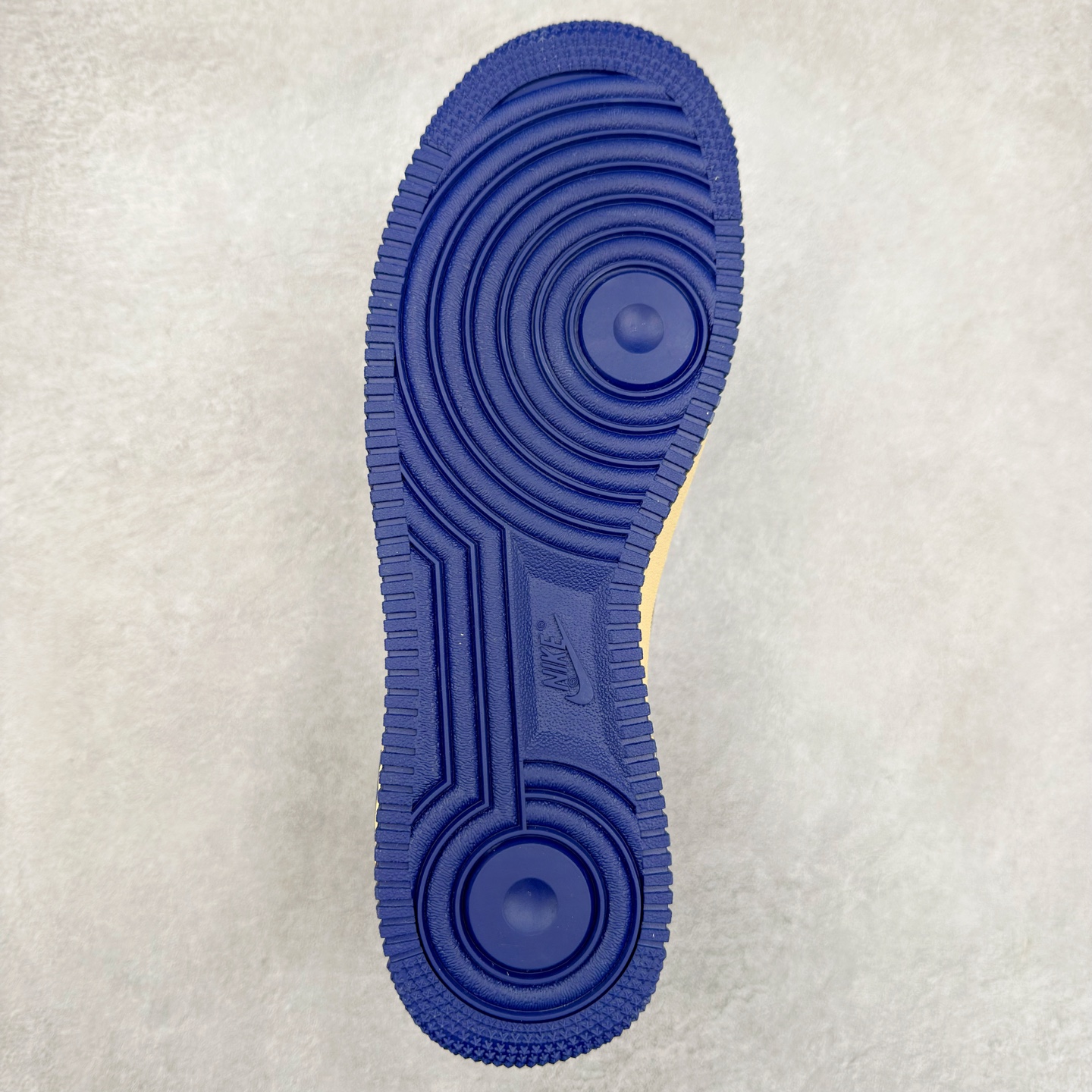 图片[9]-＃XT纯原 NK Air Force 1´07 Low 空军一号低帮百搭休闲运动板鞋 FQ8103-133 顶级批次 2022全新楦头鞋型 鱼鳞大底 历时开发三个月 清洁度完美 二维码鞋标 内置芯片及solo气垫 大底高度及其弧度依照正品 钢印 logo刺绣 鞋口弧度 鞋头长度 鞋面冲孔 鞋垫背胶及钢印 完美鞋型对比正品 每一处都是细节满满 柔软、弹性十足的缓震性能和出色的中底设计 横跨复古与现代的外型结合 造就出风靡全球 三十多年的Force 1 直到今天还深受青睐 实拍调校N版已经零色差零失真 百分百还原实物色彩所见即所得 不存在货不对板色差等低级问题 选购参考实物拍摄 不混卖不参货 只用心做好货严格选品 承诺混一赔十 尺码：36 36.5 37.5 38 38.5 39 40 40.5 41 42 42.5 43 44 44.5 45-选品中心