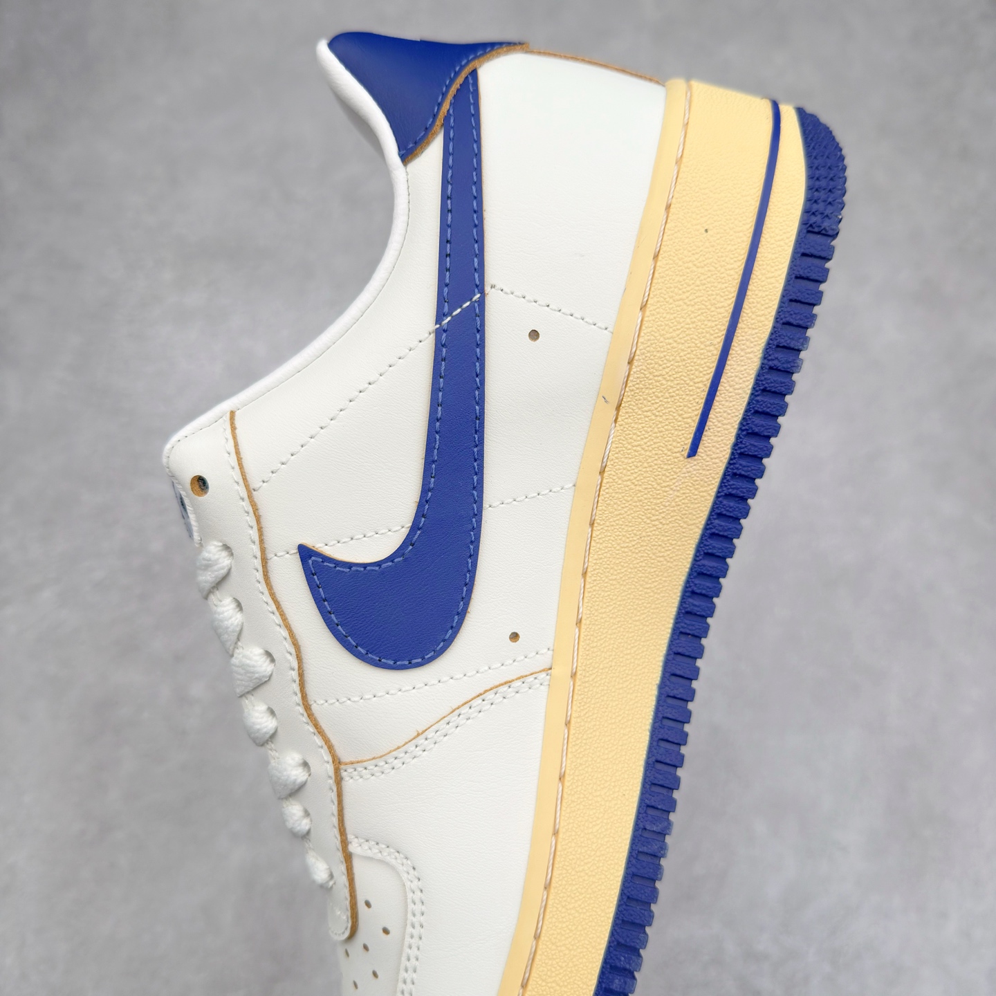 图片[7]-＃XT纯原 NK Air Force 1´07 Low 空军一号低帮百搭休闲运动板鞋 FQ8103-133 顶级批次 2022全新楦头鞋型 鱼鳞大底 历时开发三个月 清洁度完美 二维码鞋标 内置芯片及solo气垫 大底高度及其弧度依照正品 钢印 logo刺绣 鞋口弧度 鞋头长度 鞋面冲孔 鞋垫背胶及钢印 完美鞋型对比正品 每一处都是细节满满 柔软、弹性十足的缓震性能和出色的中底设计 横跨复古与现代的外型结合 造就出风靡全球 三十多年的Force 1 直到今天还深受青睐 实拍调校N版已经零色差零失真 百分百还原实物色彩所见即所得 不存在货不对板色差等低级问题 选购参考实物拍摄 不混卖不参货 只用心做好货严格选品 承诺混一赔十 尺码：36 36.5 37.5 38 38.5 39 40 40.5 41 42 42.5 43 44 44.5 45-选品中心