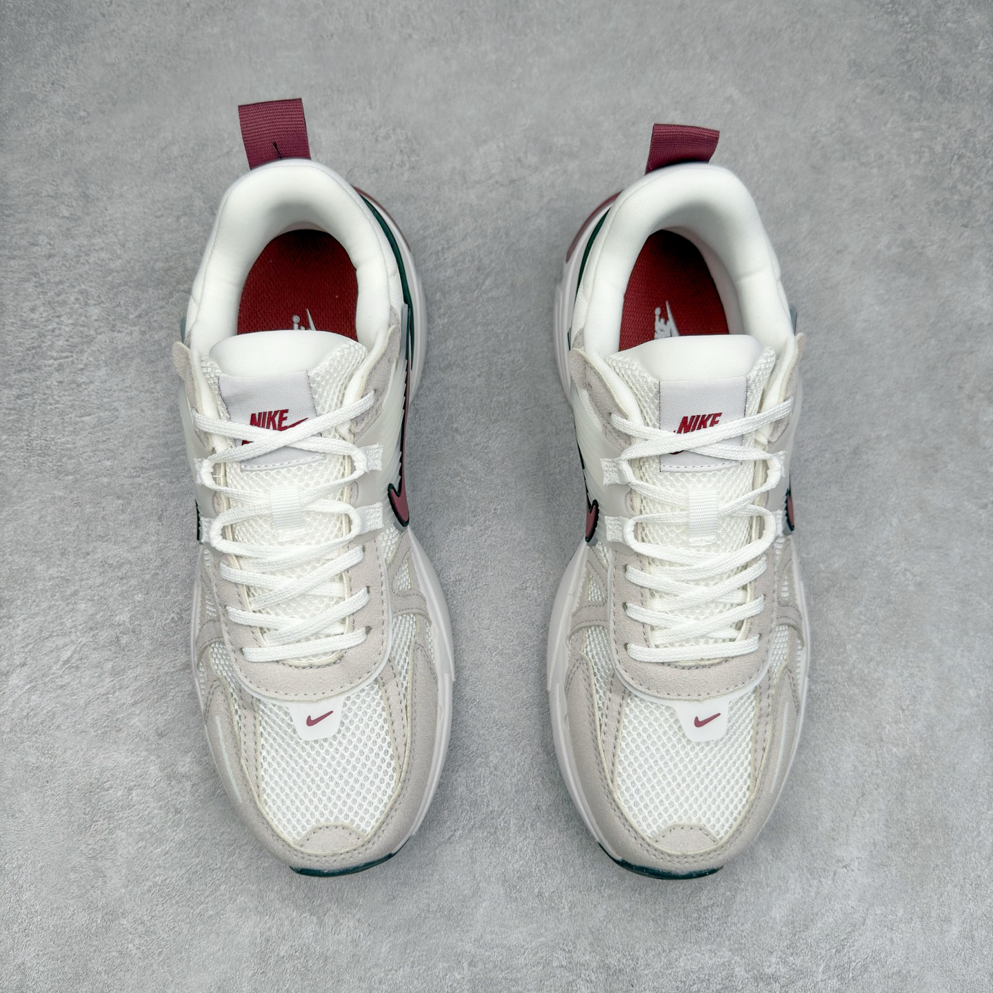 图片[2]-NK V2K Runtekk 减震防滑低帮 复古老爹鞋跑步鞋 HQ3500-100 鞋款被命名为 Runtekk 设计上借鉴了 2000 年的跑鞋风格 配色上以金属银为主调 简练又有复古运动气质 材质上使用大面积网眼、皮革、TPU 组成 支撑和透气性肯定不错 中底处由 Cushlon 泡绵打造 保证在压马路时可以提供优秀脚感 并通过一手做旧氧化效果突出复古感 中底造型很容易让大家联想到巴黎世家3XL 增高效果同样不能忽视 尺码：36 36.5 37.5 38 38.5 39 40 40.5 41 42 42.5 43 44 44.5 45-选品中心