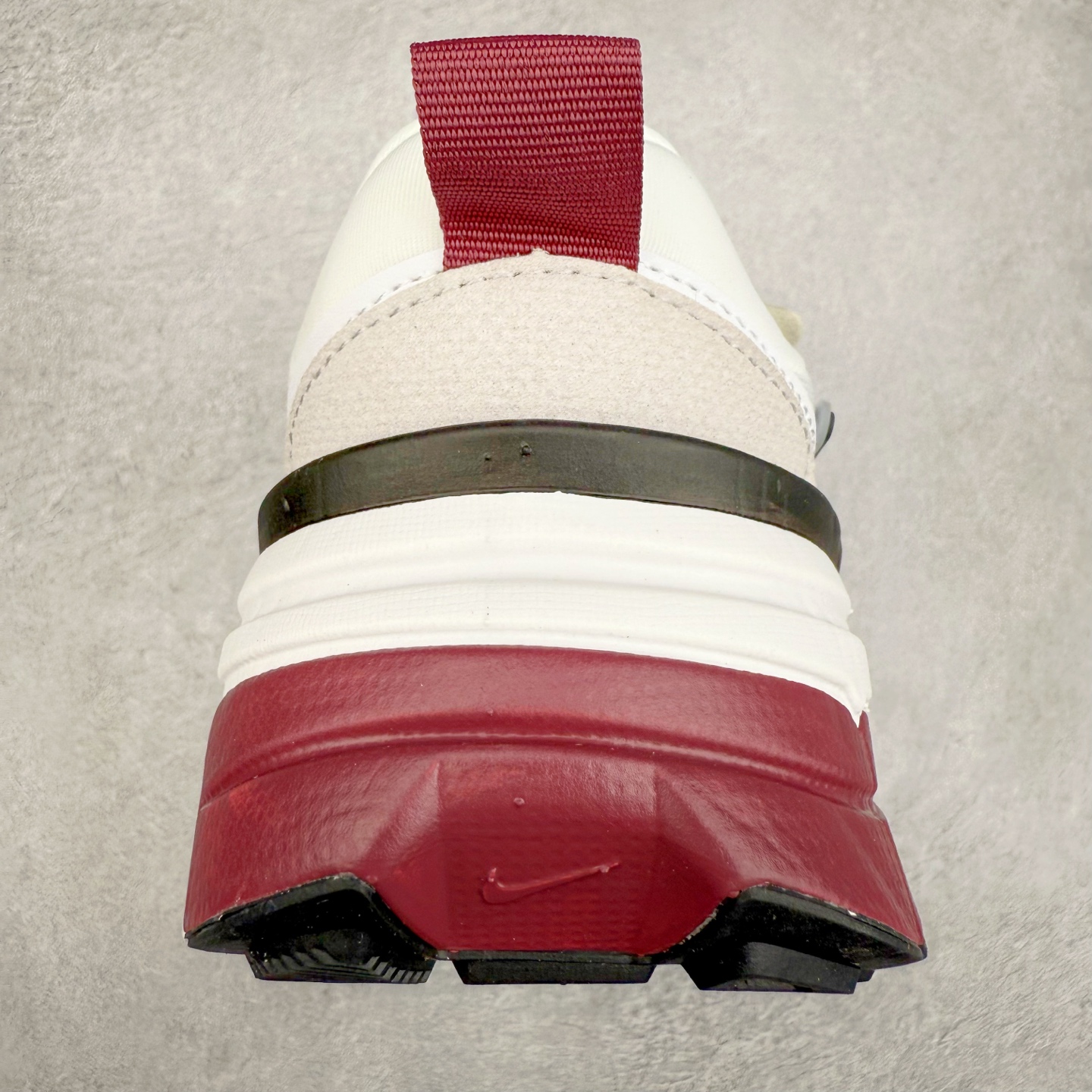 图片[8]-NK V2K Runtekk 减震防滑低帮 复古老爹鞋跑步鞋 HQ3500-100 鞋款被命名为 Runtekk 设计上借鉴了 2000 年的跑鞋风格 配色上以金属银为主调 简练又有复古运动气质 材质上使用大面积网眼、皮革、TPU 组成 支撑和透气性肯定不错 中底处由 Cushlon 泡绵打造 保证在压马路时可以提供优秀脚感 并通过一手做旧氧化效果突出复古感 中底造型很容易让大家联想到巴黎世家3XL 增高效果同样不能忽视 尺码：36 36.5 37.5 38 38.5 39 40 40.5 41 42 42.5 43 44 44.5 45-选品中心