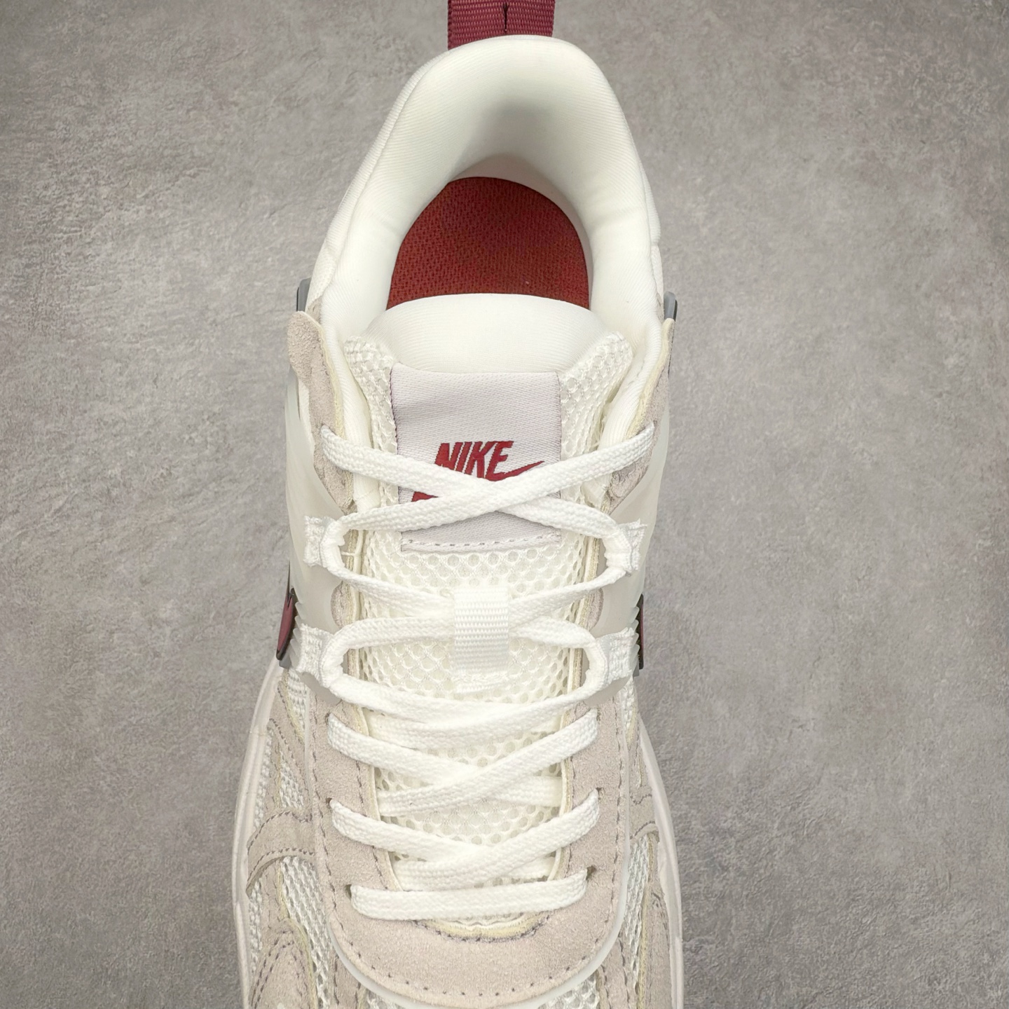 图片[5]-NK V2K Runtekk 减震防滑低帮 复古老爹鞋跑步鞋 HQ3500-100 鞋款被命名为 Runtekk 设计上借鉴了 2000 年的跑鞋风格 配色上以金属银为主调 简练又有复古运动气质 材质上使用大面积网眼、皮革、TPU 组成 支撑和透气性肯定不错 中底处由 Cushlon 泡绵打造 保证在压马路时可以提供优秀脚感 并通过一手做旧氧化效果突出复古感 中底造型很容易让大家联想到巴黎世家3XL 增高效果同样不能忽视 尺码：36 36.5 37.5 38 38.5 39 40 40.5 41 42 42.5 43 44 44.5 45-选品中心