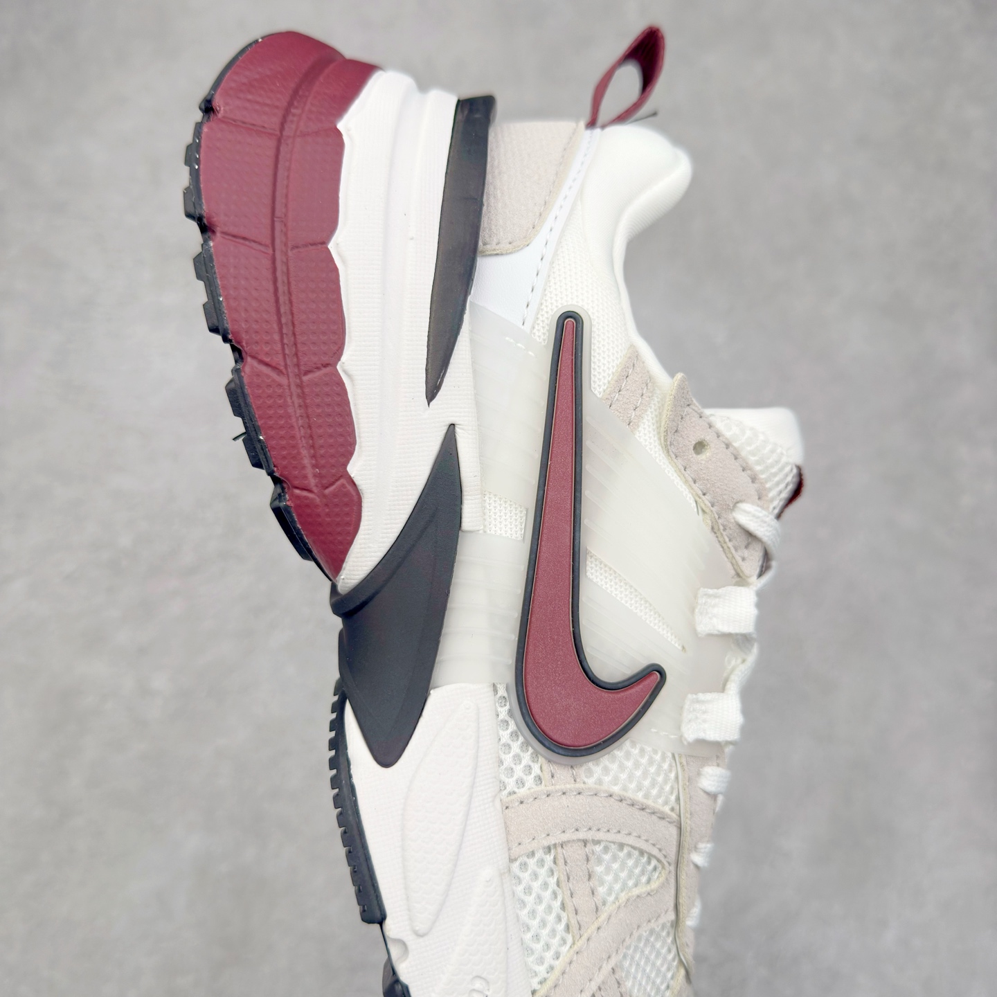 图片[6]-NK V2K Runtekk 减震防滑低帮 复古老爹鞋跑步鞋 HQ3500-100 鞋款被命名为 Runtekk 设计上借鉴了 2000 年的跑鞋风格 配色上以金属银为主调 简练又有复古运动气质 材质上使用大面积网眼、皮革、TPU 组成 支撑和透气性肯定不错 中底处由 Cushlon 泡绵打造 保证在压马路时可以提供优秀脚感 并通过一手做旧氧化效果突出复古感 中底造型很容易让大家联想到巴黎世家3XL 增高效果同样不能忽视 尺码：36 36.5 37.5 38 38.5 39 40 40.5 41 42 42.5 43 44 44.5 45-选品中心