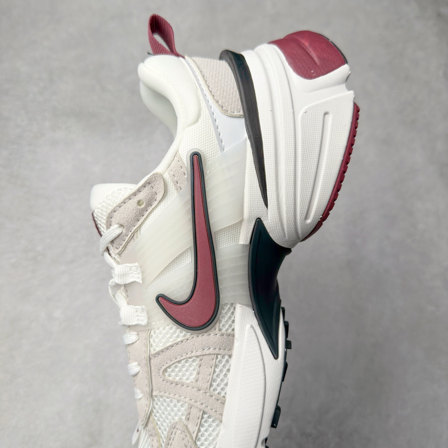 图片[7]-NK V2K Runtekk 减震防滑低帮 复古老爹鞋跑步鞋 HQ3500-100 鞋款被命名为 Runtekk 设计上借鉴了 2000 年的跑鞋风格 配色上以金属银为主调 简练又有复古运动气质 材质上使用大面积网眼、皮革、TPU 组成 支撑和透气性肯定不错 中底处由 Cushlon 泡绵打造 保证在压马路时可以提供优秀脚感 并通过一手做旧氧化效果突出复古感 中底造型很容易让大家联想到巴黎世家3XL 增高效果同样不能忽视 尺码：36 36.5 37.5 38 38.5 39 40 40.5 41 42 42.5 43 44 44.5 45-选品中心