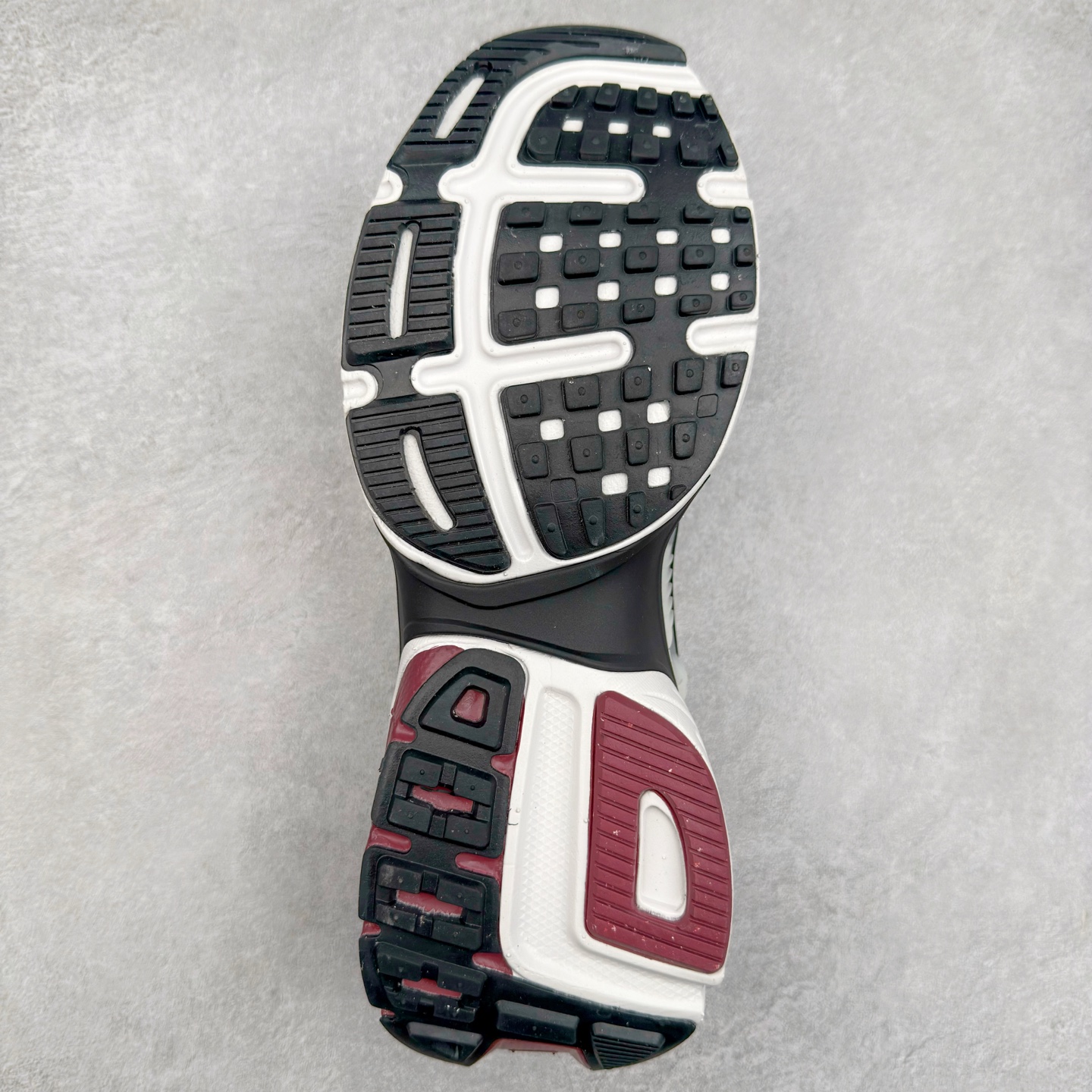 图片[9]-NK V2K Runtekk 减震防滑低帮 复古老爹鞋跑步鞋 HQ3500-100 鞋款被命名为 Runtekk 设计上借鉴了 2000 年的跑鞋风格 配色上以金属银为主调 简练又有复古运动气质 材质上使用大面积网眼、皮革、TPU 组成 支撑和透气性肯定不错 中底处由 Cushlon 泡绵打造 保证在压马路时可以提供优秀脚感 并通过一手做旧氧化效果突出复古感 中底造型很容易让大家联想到巴黎世家3XL 增高效果同样不能忽视 尺码：36 36.5 37.5 38 38.5 39 40 40.5 41 42 42.5 43 44 44.5 45-选品中心