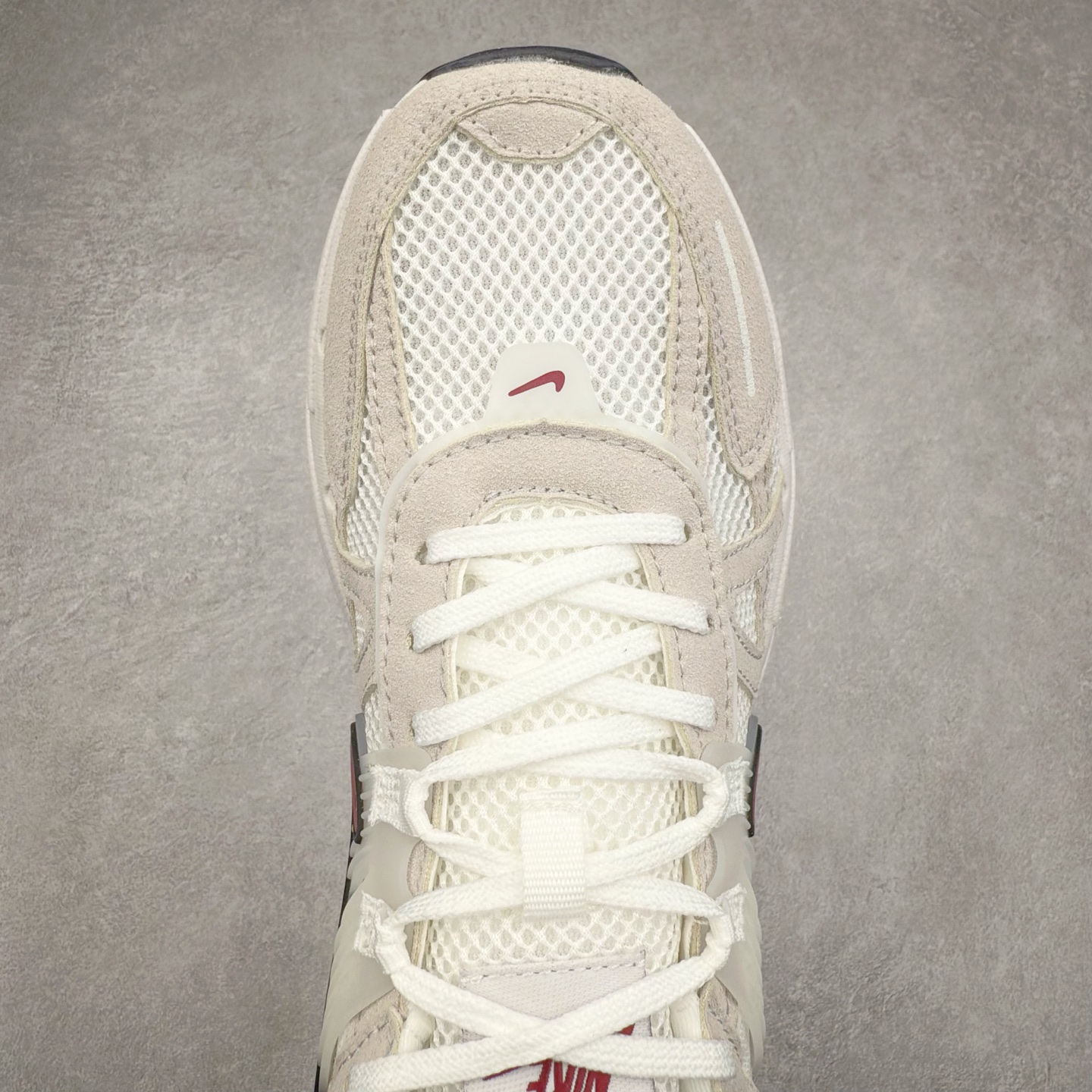 图片[4]-NK V2K Runtekk 减震防滑低帮 复古老爹鞋跑步鞋 HQ3500-100 鞋款被命名为 Runtekk 设计上借鉴了 2000 年的跑鞋风格 配色上以金属银为主调 简练又有复古运动气质 材质上使用大面积网眼、皮革、TPU 组成 支撑和透气性肯定不错 中底处由 Cushlon 泡绵打造 保证在压马路时可以提供优秀脚感 并通过一手做旧氧化效果突出复古感 中底造型很容易让大家联想到巴黎世家3XL 增高效果同样不能忽视 尺码：36 36.5 37.5 38 38.5 39 40 40.5 41 42 42.5 43 44 44.5 45-选品中心