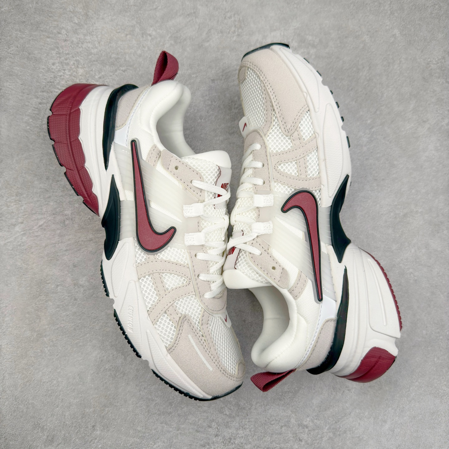 图片[3]-NK V2K Runtekk 减震防滑低帮 复古老爹鞋跑步鞋 HQ3500-100 鞋款被命名为 Runtekk 设计上借鉴了 2000 年的跑鞋风格 配色上以金属银为主调 简练又有复古运动气质 材质上使用大面积网眼、皮革、TPU 组成 支撑和透气性肯定不错 中底处由 Cushlon 泡绵打造 保证在压马路时可以提供优秀脚感 并通过一手做旧氧化效果突出复古感 中底造型很容易让大家联想到巴黎世家3XL 增高效果同样不能忽视 尺码：36 36.5 37.5 38 38.5 39 40 40.5 41 42 42.5 43 44 44.5 45-选品中心