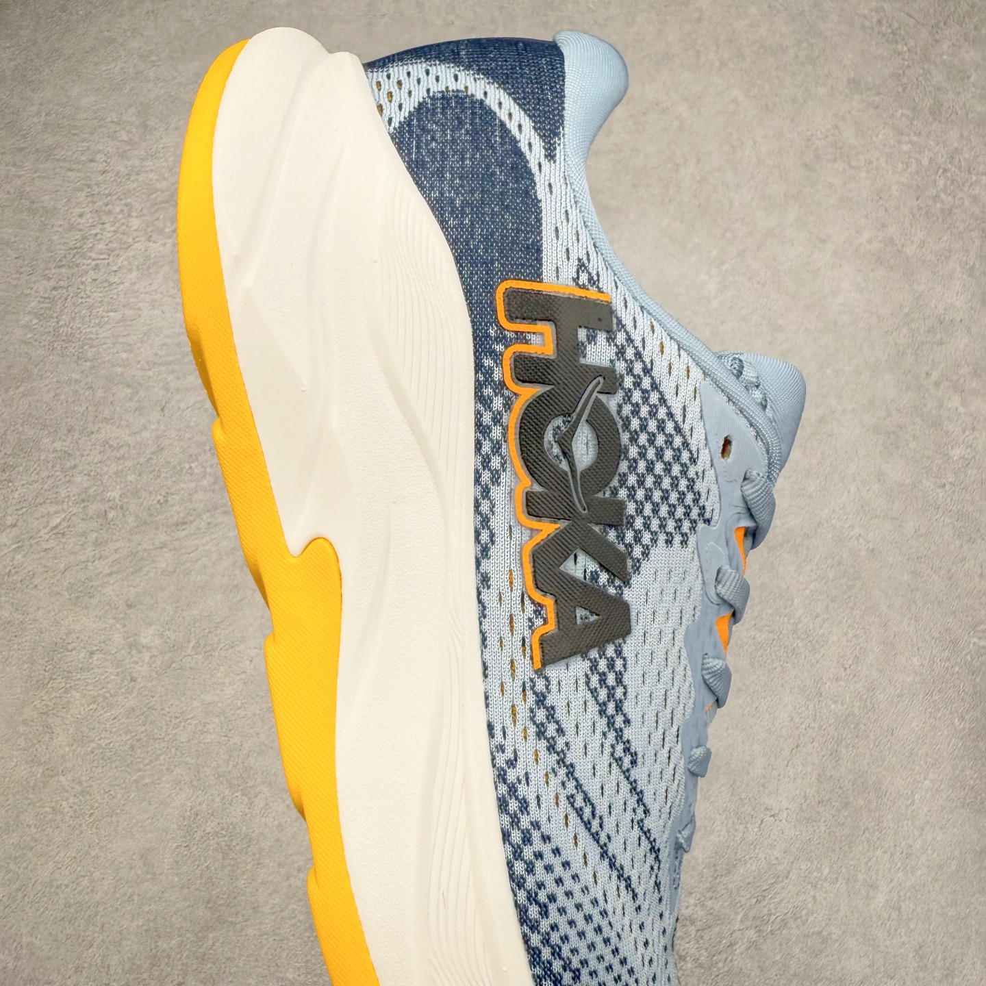 图片[6]-HOKA ONE ONE RINCON 4 舒适防滑耐磨低帮休闲跑步鞋 Rincon 4 是一款日常训练用的跑步鞋，踩上去的感觉很结实。它适合中短距离跑步，但如果您习惯于稍硬的感觉，也可以用于长距离跑步。但它的速度不够快，不能作为速度训练鞋，也不够柔软，不能作为恢复训练鞋，日常里程跑才是它的优势所在。如果您想尝试 Hoka 跑鞋，又想享受极具竞争力的价格，那就试试这款鞋吧。尺码：36 36.5 37.5 38 38.5 39 40 40.5 41 42 42.5 43 44 44.5 45-选品中心