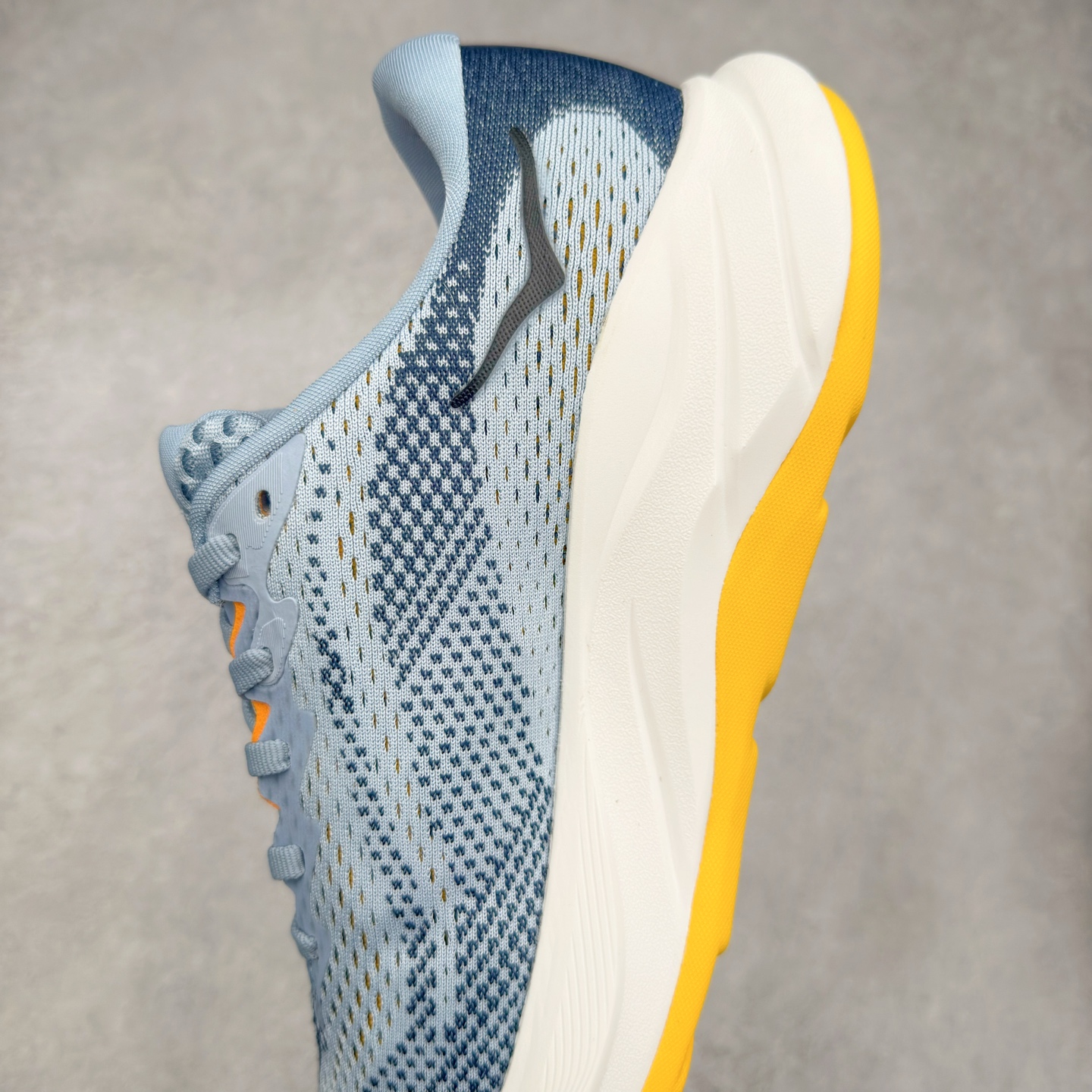 图片[7]-HOKA ONE ONE RINCON 4 舒适防滑耐磨低帮休闲跑步鞋 Rincon 4 是一款日常训练用的跑步鞋，踩上去的感觉很结实。它适合中短距离跑步，但如果您习惯于稍硬的感觉，也可以用于长距离跑步。但它的速度不够快，不能作为速度训练鞋，也不够柔软，不能作为恢复训练鞋，日常里程跑才是它的优势所在。如果您想尝试 Hoka 跑鞋，又想享受极具竞争力的价格，那就试试这款鞋吧。尺码：36 36.5 37.5 38 38.5 39 40 40.5 41 42 42.5 43 44 44.5 45-选品中心