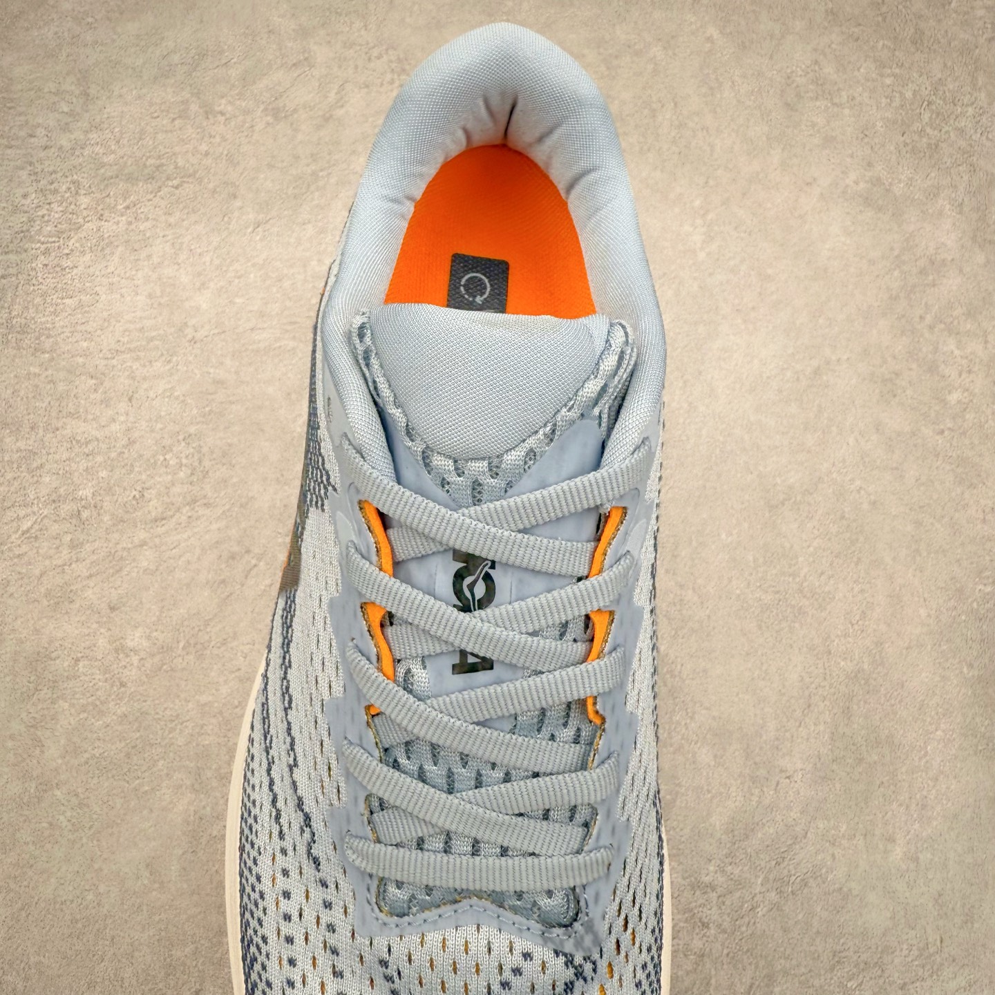 图片[5]-HOKA ONE ONE RINCON 4 舒适防滑耐磨低帮休闲跑步鞋 Rincon 4 是一款日常训练用的跑步鞋，踩上去的感觉很结实。它适合中短距离跑步，但如果您习惯于稍硬的感觉，也可以用于长距离跑步。但它的速度不够快，不能作为速度训练鞋，也不够柔软，不能作为恢复训练鞋，日常里程跑才是它的优势所在。如果您想尝试 Hoka 跑鞋，又想享受极具竞争力的价格，那就试试这款鞋吧。尺码：36 36.5 37.5 38 38.5 39 40 40.5 41 42 42.5 43 44 44.5 45-选品中心