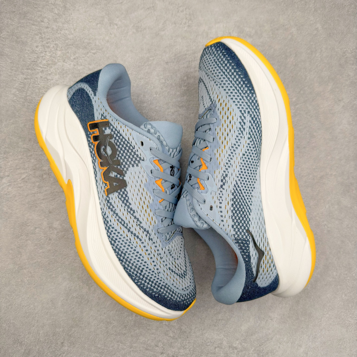 图片[3]-HOKA ONE ONE RINCON 4 舒适防滑耐磨低帮休闲跑步鞋 Rincon 4 是一款日常训练用的跑步鞋，踩上去的感觉很结实。它适合中短距离跑步，但如果您习惯于稍硬的感觉，也可以用于长距离跑步。但它的速度不够快，不能作为速度训练鞋，也不够柔软，不能作为恢复训练鞋，日常里程跑才是它的优势所在。如果您想尝试 Hoka 跑鞋，又想享受极具竞争力的价格，那就试试这款鞋吧。尺码：36 36.5 37.5 38 38.5 39 40 40.5 41 42 42.5 43 44 44.5 45-选品中心