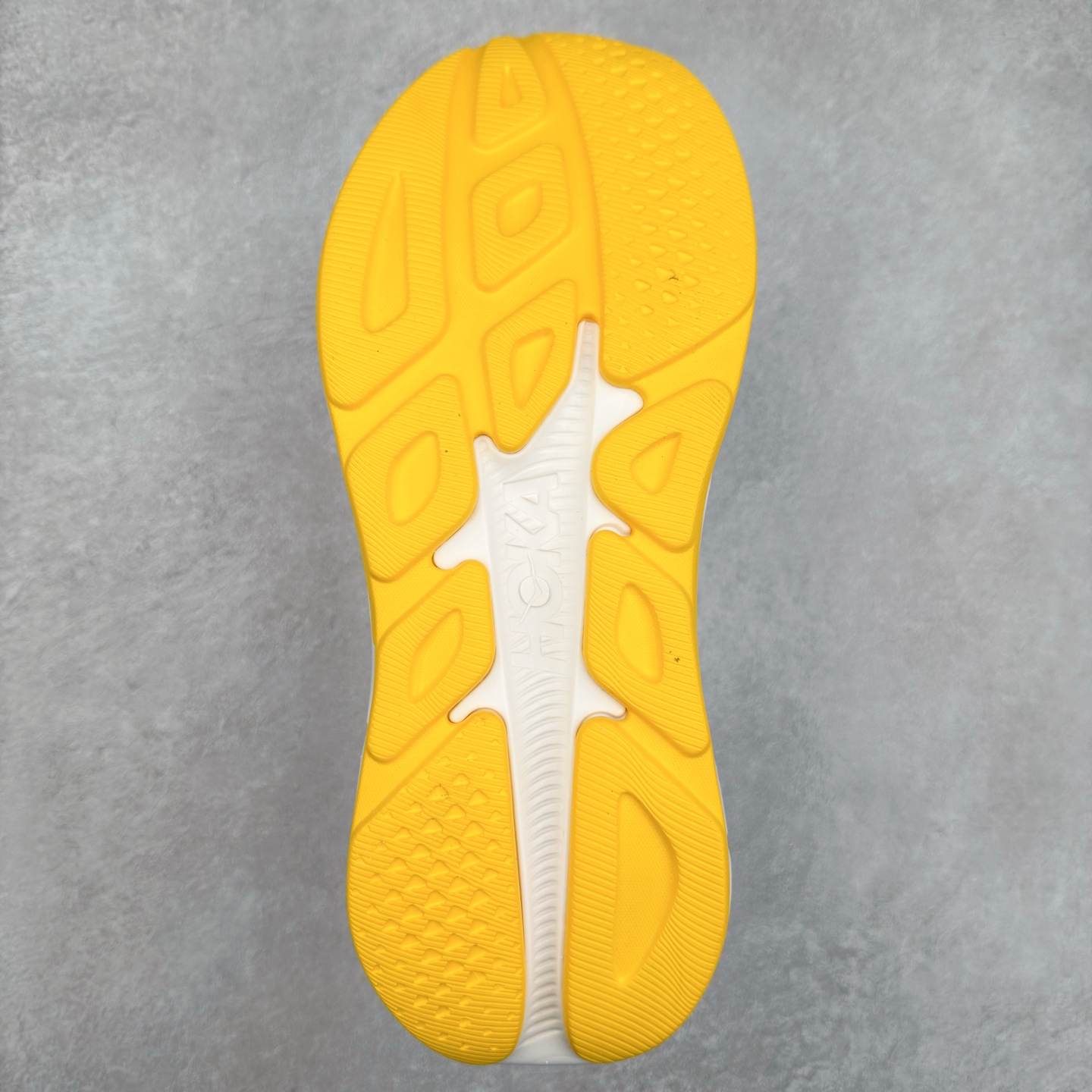 图片[9]-HOKA ONE ONE RINCON 4 舒适防滑耐磨低帮休闲跑步鞋 Rincon 4 是一款日常训练用的跑步鞋，踩上去的感觉很结实。它适合中短距离跑步，但如果您习惯于稍硬的感觉，也可以用于长距离跑步。但它的速度不够快，不能作为速度训练鞋，也不够柔软，不能作为恢复训练鞋，日常里程跑才是它的优势所在。如果您想尝试 Hoka 跑鞋，又想享受极具竞争力的价格，那就试试这款鞋吧。尺码：36 36.5 37.5 38 38.5 39 40 40.5 41 42 42.5 43 44 44.5 45-选品中心