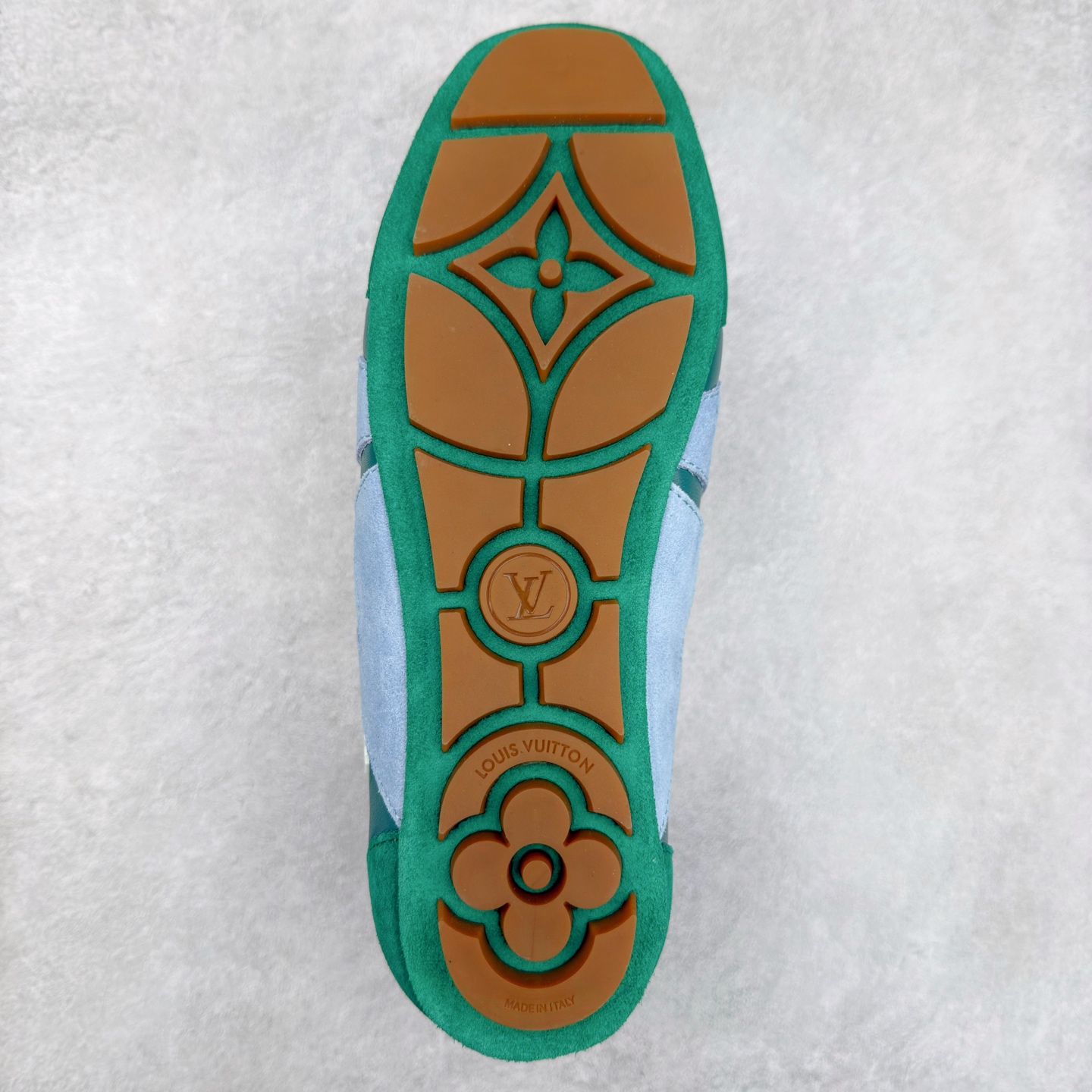 图片[9]-LOUIS VUITTON lv Sneakerina 2025早春发布新款德训鞋芭蕾舞鞋 采用 Sacchetto 制鞋工艺，赋予柔韧鞋底与轻盈内部设计，适合日常休闲及精致造型。惊艳曝光 设计灵感源自芭蕾舞平底鞋 优雅与复古并存 整体低调又老钱 原版购入 独家开模 媲美原版头层小牛皮 鞋面系带设计，侧面印有 LV 标志，后跟处配有拉环。——这双鞋简直是优雅与松弛感的完美融合！尺码：35-40-选品中心