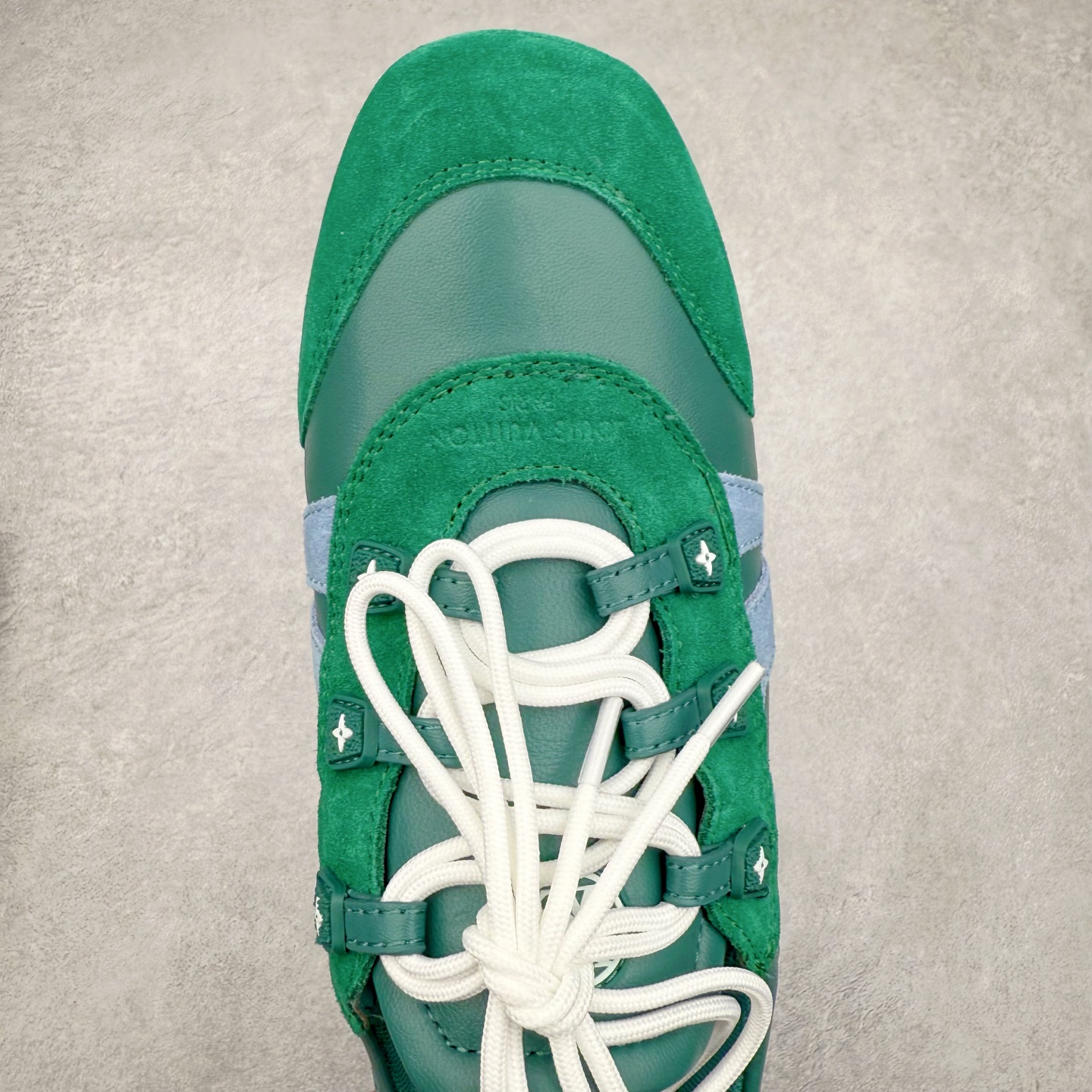 图片[4]-LOUIS VUITTON lv Sneakerina 2025早春发布新款德训鞋芭蕾舞鞋 采用 Sacchetto 制鞋工艺，赋予柔韧鞋底与轻盈内部设计，适合日常休闲及精致造型。惊艳曝光 设计灵感源自芭蕾舞平底鞋 优雅与复古并存 整体低调又老钱 原版购入 独家开模 媲美原版头层小牛皮 鞋面系带设计，侧面印有 LV 标志，后跟处配有拉环。——这双鞋简直是优雅与松弛感的完美融合！尺码：35-40-选品中心