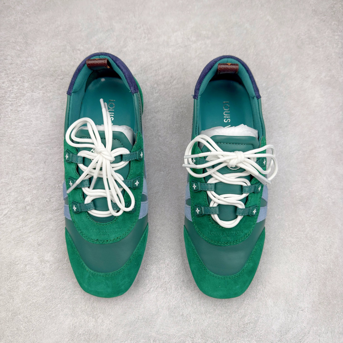 图片[2]-LOUIS VUITTON lv Sneakerina 2025早春发布新款德训鞋芭蕾舞鞋 采用 Sacchetto 制鞋工艺，赋予柔韧鞋底与轻盈内部设计，适合日常休闲及精致造型。惊艳曝光 设计灵感源自芭蕾舞平底鞋 优雅与复古并存 整体低调又老钱 原版购入 独家开模 媲美原版头层小牛皮 鞋面系带设计，侧面印有 LV 标志，后跟处配有拉环。——这双鞋简直是优雅与松弛感的完美融合！尺码：35-40-选品中心