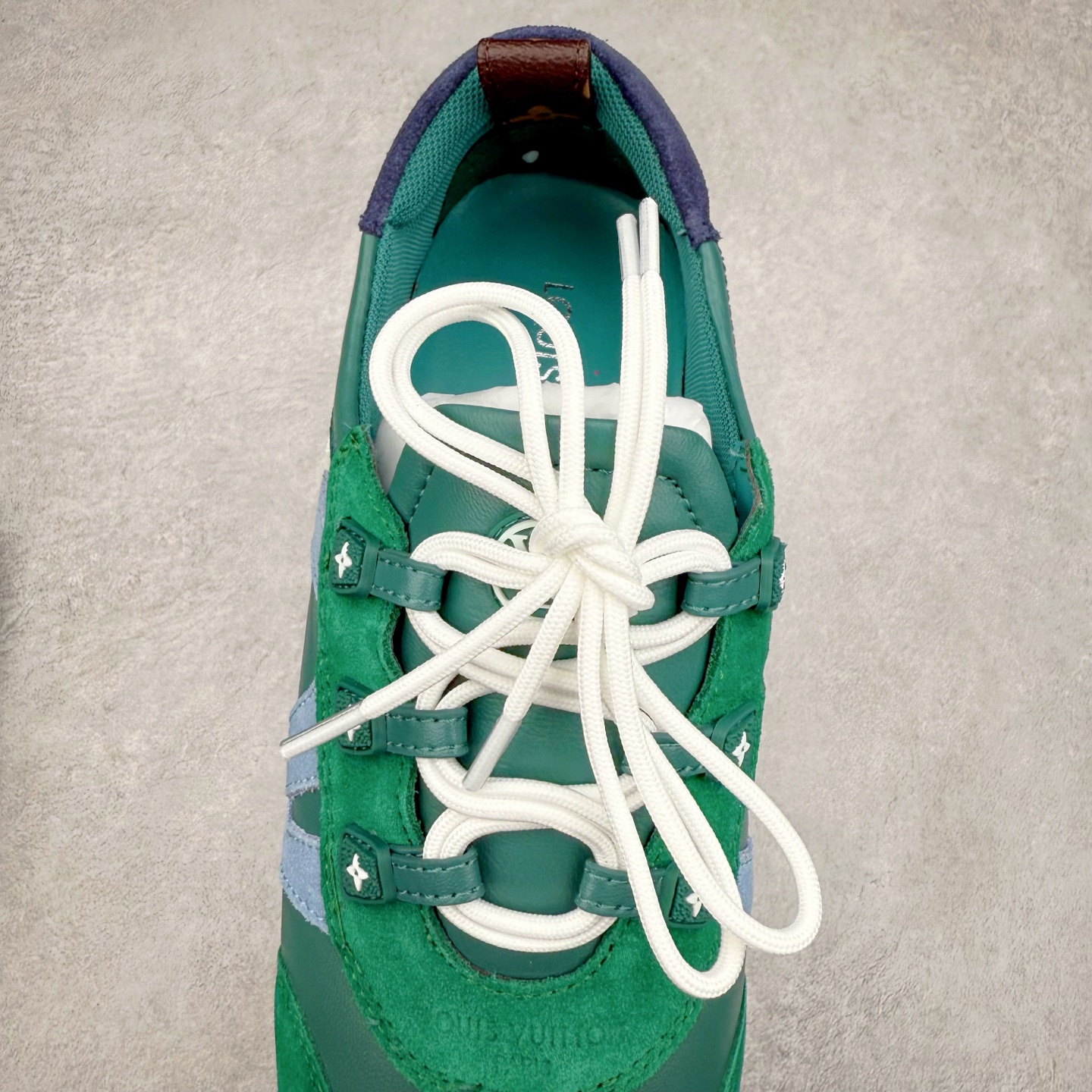 图片[5]-LOUIS VUITTON lv Sneakerina 2025早春发布新款德训鞋芭蕾舞鞋 采用 Sacchetto 制鞋工艺，赋予柔韧鞋底与轻盈内部设计，适合日常休闲及精致造型。惊艳曝光 设计灵感源自芭蕾舞平底鞋 优雅与复古并存 整体低调又老钱 原版购入 独家开模 媲美原版头层小牛皮 鞋面系带设计，侧面印有 LV 标志，后跟处配有拉环。——这双鞋简直是优雅与松弛感的完美融合！尺码：35-40-选品中心