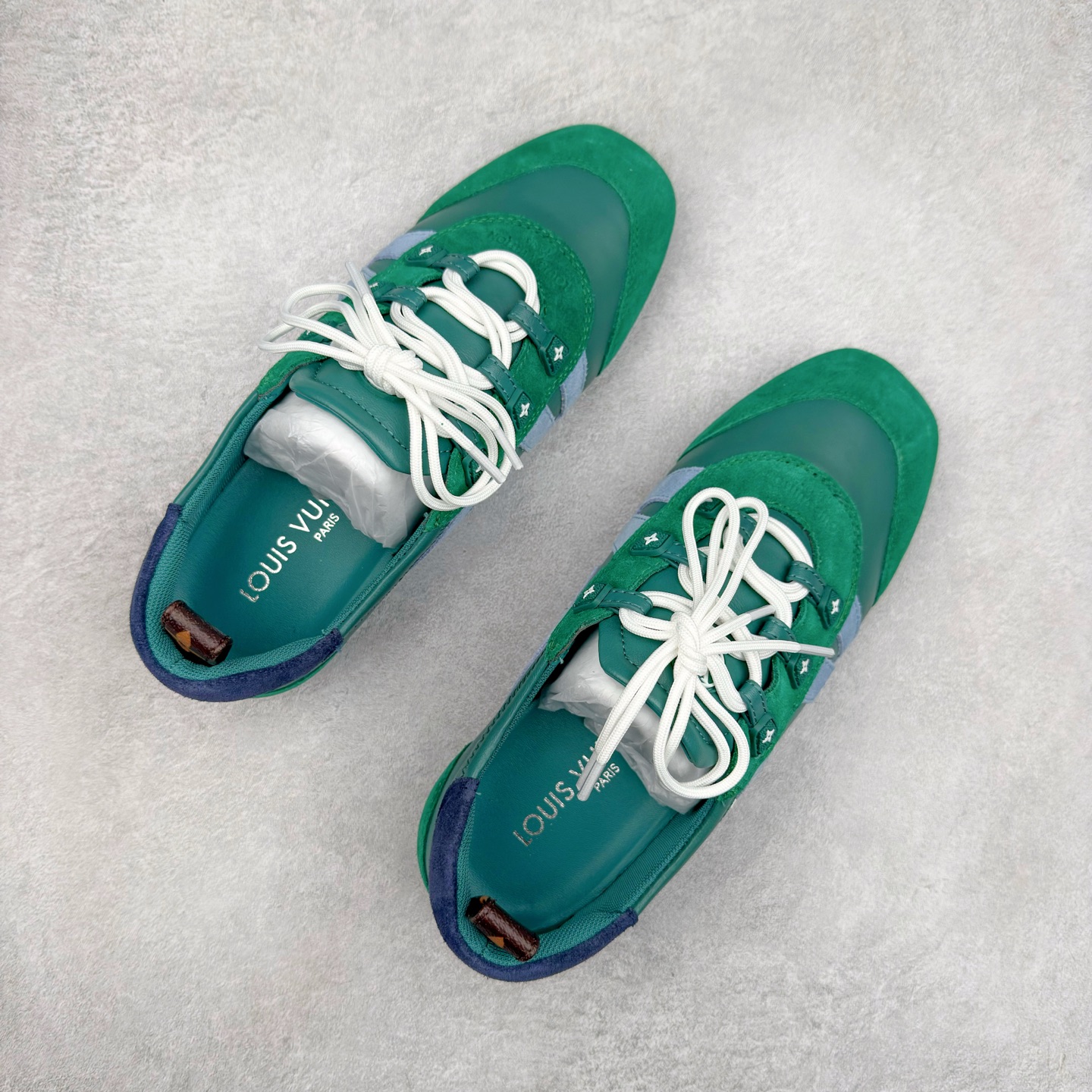 图片[3]-LOUIS VUITTON lv Sneakerina 2025早春发布新款德训鞋芭蕾舞鞋 采用 Sacchetto 制鞋工艺，赋予柔韧鞋底与轻盈内部设计，适合日常休闲及精致造型。惊艳曝光 设计灵感源自芭蕾舞平底鞋 优雅与复古并存 整体低调又老钱 原版购入 独家开模 媲美原版头层小牛皮 鞋面系带设计，侧面印有 LV 标志，后跟处配有拉环。——这双鞋简直是优雅与松弛感的完美融合！尺码：35-40-选品中心