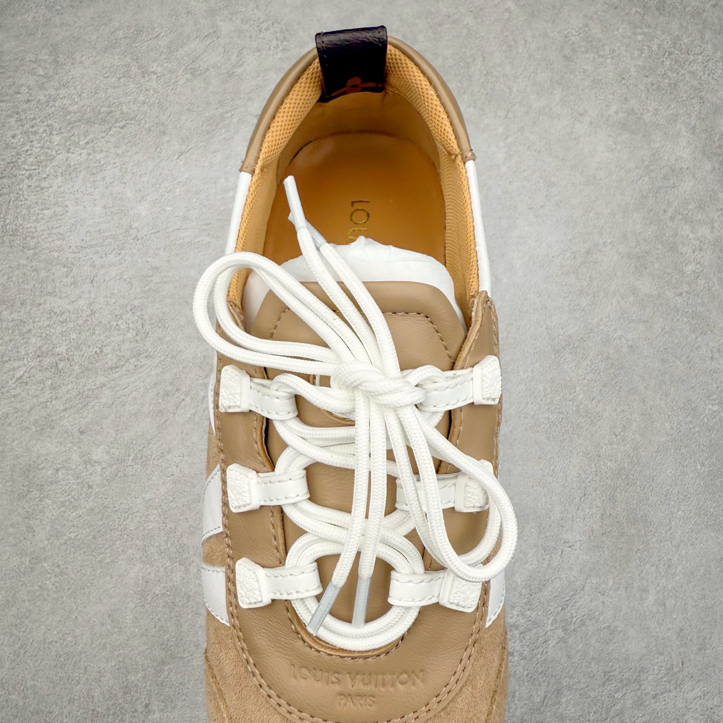 图片[5]-LOUIS VUITTON lv Sneakerina 2025早春发布新款德训鞋芭蕾舞鞋 采用 Sacchetto 制鞋工艺，赋予柔韧鞋底与轻盈内部设计，适合日常休闲及精致造型。惊艳曝光 设计灵感源自芭蕾舞平底鞋 优雅与复古并存 整体低调又老钱 原版购入 独家开模 媲美原版头层小牛皮 鞋面系带设计，侧面印有 LV 标志，后跟处配有拉环。——这双鞋简直是优雅与松弛感的完美融合！尺码：35-40-选品中心