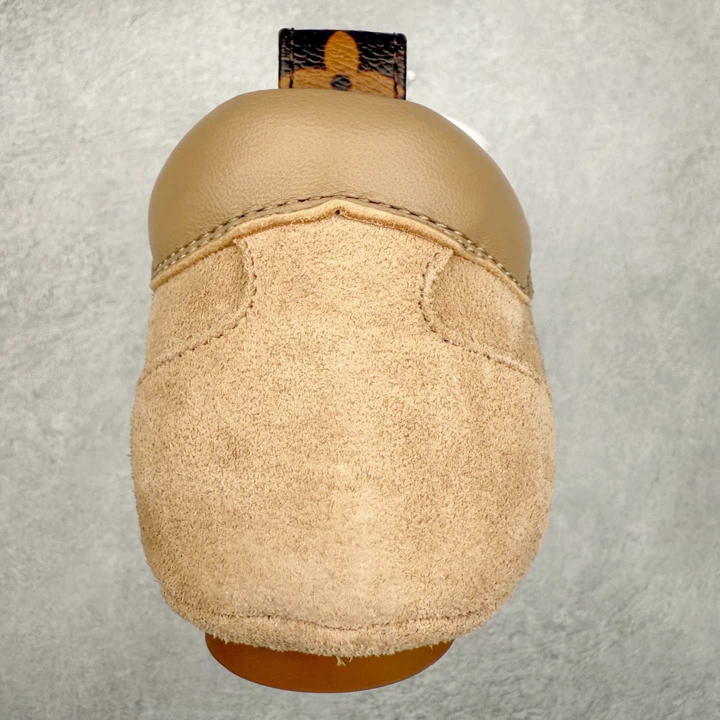 图片[8]-LOUIS VUITTON lv Sneakerina 2025早春发布新款德训鞋芭蕾舞鞋 采用 Sacchetto 制鞋工艺，赋予柔韧鞋底与轻盈内部设计，适合日常休闲及精致造型。惊艳曝光 设计灵感源自芭蕾舞平底鞋 优雅与复古并存 整体低调又老钱 原版购入 独家开模 媲美原版头层小牛皮 鞋面系带设计，侧面印有 LV 标志，后跟处配有拉环。——这双鞋简直是优雅与松弛感的完美融合！尺码：35-40-选品中心