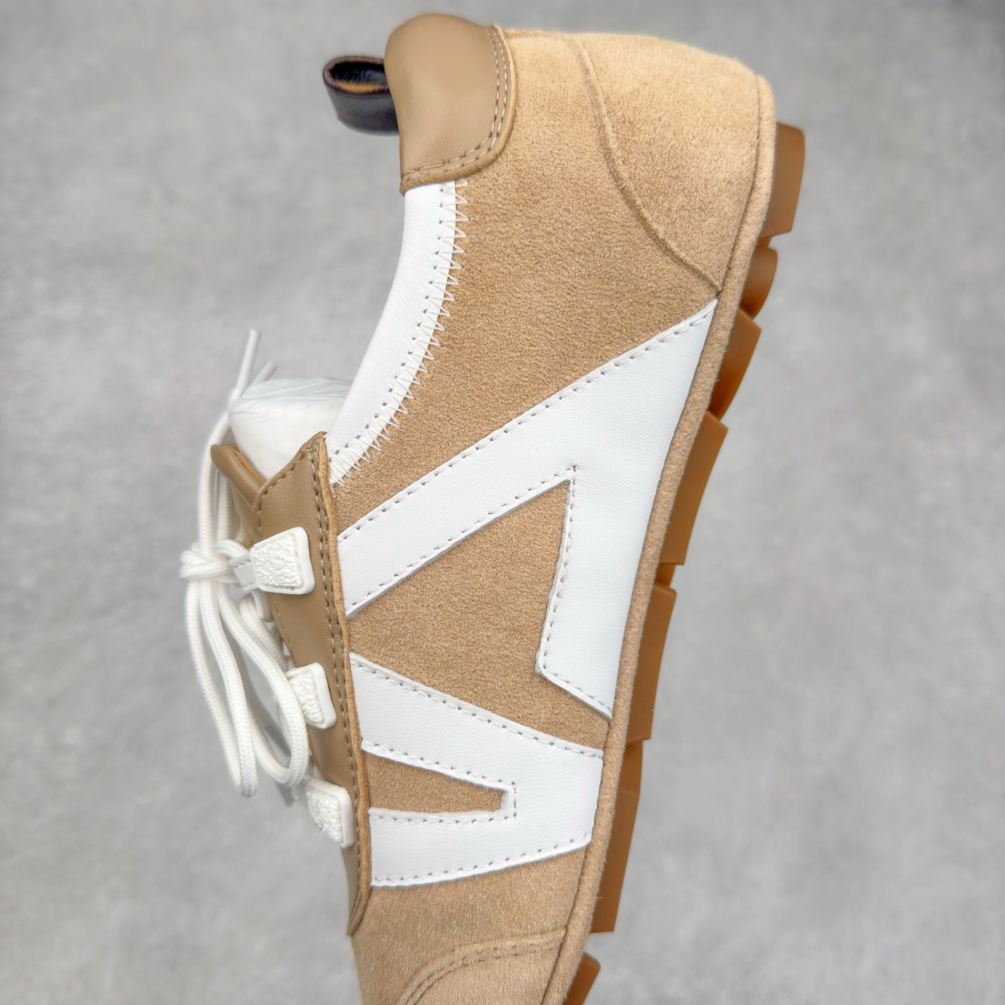 图片[7]-LOUIS VUITTON lv Sneakerina 2025早春发布新款德训鞋芭蕾舞鞋 采用 Sacchetto 制鞋工艺，赋予柔韧鞋底与轻盈内部设计，适合日常休闲及精致造型。惊艳曝光 设计灵感源自芭蕾舞平底鞋 优雅与复古并存 整体低调又老钱 原版购入 独家开模 媲美原版头层小牛皮 鞋面系带设计，侧面印有 LV 标志，后跟处配有拉环。——这双鞋简直是优雅与松弛感的完美融合！尺码：35-40-选品中心