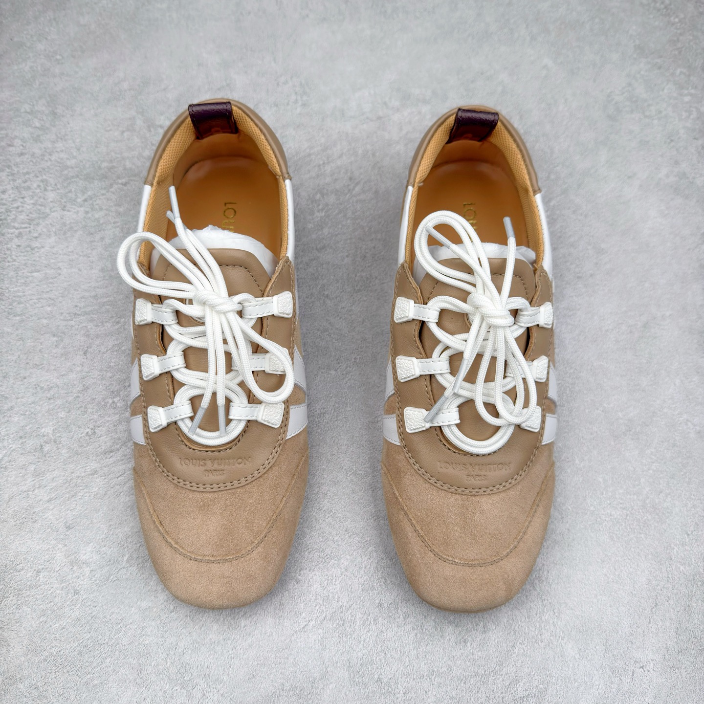 图片[2]-LOUIS VUITTON lv Sneakerina 2025早春发布新款德训鞋芭蕾舞鞋 采用 Sacchetto 制鞋工艺，赋予柔韧鞋底与轻盈内部设计，适合日常休闲及精致造型。惊艳曝光 设计灵感源自芭蕾舞平底鞋 优雅与复古并存 整体低调又老钱 原版购入 独家开模 媲美原版头层小牛皮 鞋面系带设计，侧面印有 LV 标志，后跟处配有拉环。——这双鞋简直是优雅与松弛感的完美融合！尺码：35-40-选品中心