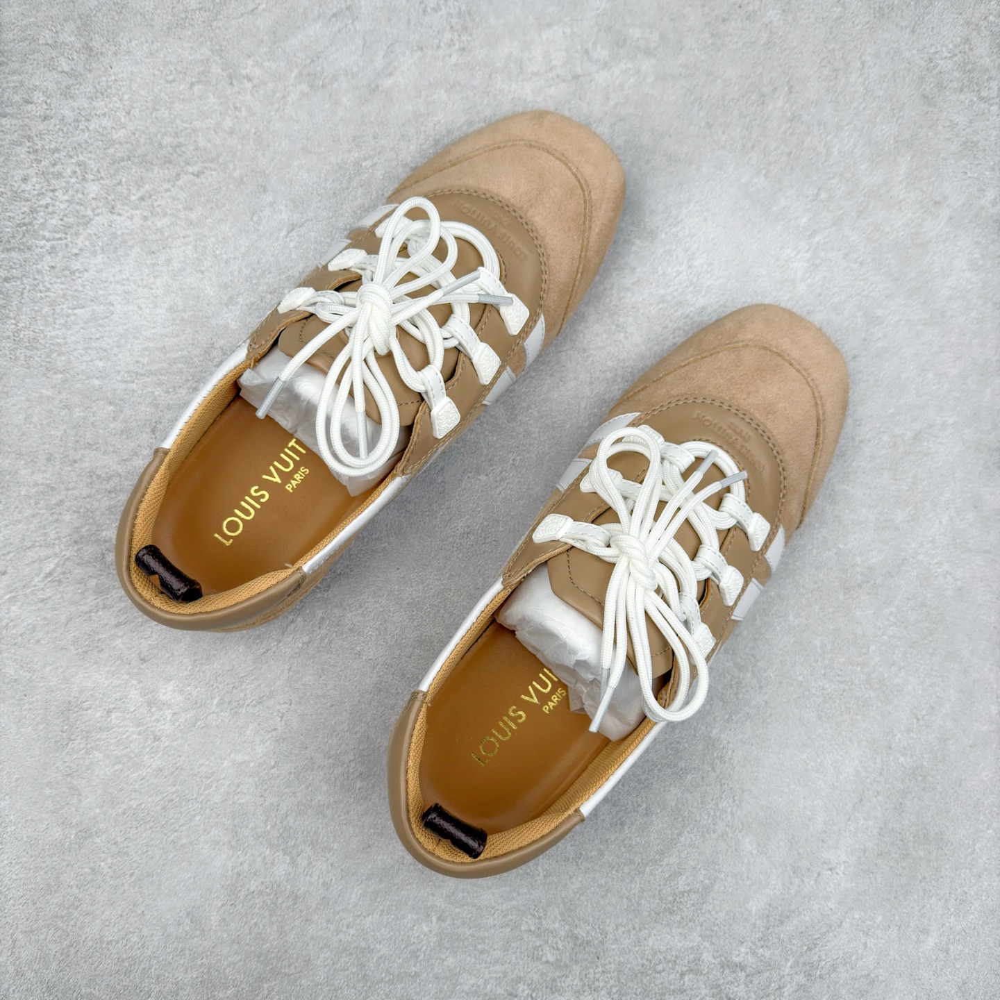 图片[3]-LOUIS VUITTON lv Sneakerina 2025早春发布新款德训鞋芭蕾舞鞋 采用 Sacchetto 制鞋工艺，赋予柔韧鞋底与轻盈内部设计，适合日常休闲及精致造型。惊艳曝光 设计灵感源自芭蕾舞平底鞋 优雅与复古并存 整体低调又老钱 原版购入 独家开模 媲美原版头层小牛皮 鞋面系带设计，侧面印有 LV 标志，后跟处配有拉环。——这双鞋简直是优雅与松弛感的完美融合！尺码：35-40-选品中心