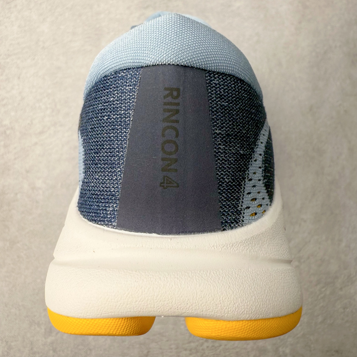 图片[8]-HOKA ONE ONE RINCON 4 舒适防滑耐磨低帮休闲跑步鞋 Rincon 4 是一款日常训练用的跑步鞋，踩上去的感觉很结实。它适合中短距离跑步，但如果您习惯于稍硬的感觉，也可以用于长距离跑步。但它的速度不够快，不能作为速度训练鞋，也不够柔软，不能作为恢复训练鞋，日常里程跑才是它的优势所在。如果您想尝试 Hoka 跑鞋，又想享受极具竞争力的价格，那就试试这款鞋吧。尺码：36 36.5 37.5 38 38.5 39 40 40.5 41 42 42.5 43 44 44.5 45-选品中心