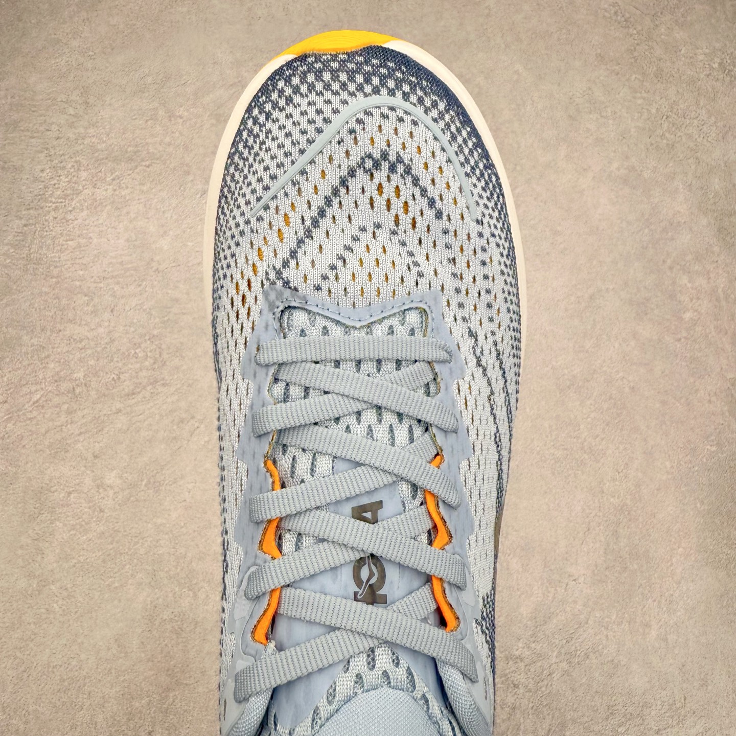 图片[4]-HOKA ONE ONE RINCON 4 舒适防滑耐磨低帮休闲跑步鞋 Rincon 4 是一款日常训练用的跑步鞋，踩上去的感觉很结实。它适合中短距离跑步，但如果您习惯于稍硬的感觉，也可以用于长距离跑步。但它的速度不够快，不能作为速度训练鞋，也不够柔软，不能作为恢复训练鞋，日常里程跑才是它的优势所在。如果您想尝试 Hoka 跑鞋，又想享受极具竞争力的价格，那就试试这款鞋吧。尺码：36 36.5 37.5 38 38.5 39 40 40.5 41 42 42.5 43 44 44.5 45-选品中心