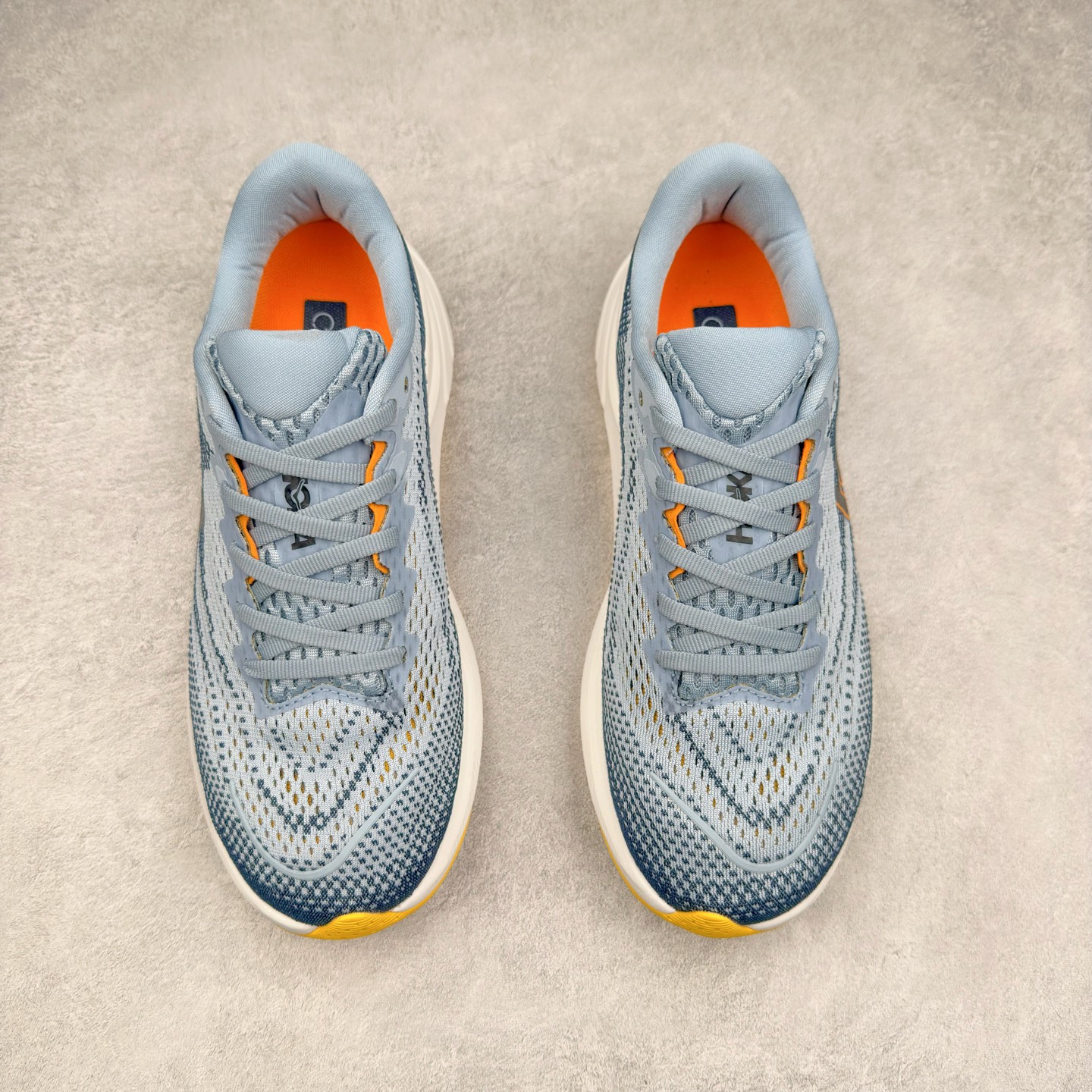 图片[2]-HOKA ONE ONE RINCON 4 舒适防滑耐磨低帮休闲跑步鞋 Rincon 4 是一款日常训练用的跑步鞋，踩上去的感觉很结实。它适合中短距离跑步，但如果您习惯于稍硬的感觉，也可以用于长距离跑步。但它的速度不够快，不能作为速度训练鞋，也不够柔软，不能作为恢复训练鞋，日常里程跑才是它的优势所在。如果您想尝试 Hoka 跑鞋，又想享受极具竞争力的价格，那就试试这款鞋吧。尺码：36 36.5 37.5 38 38.5 39 40 40.5 41 42 42.5 43 44 44.5 45-选品中心