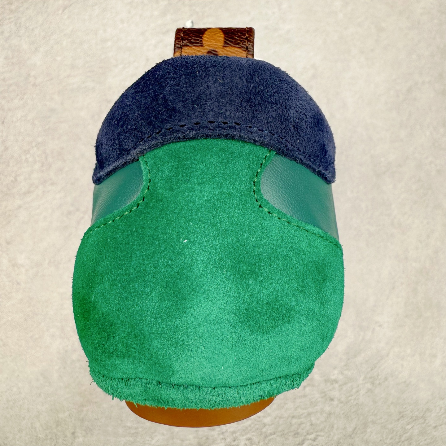 图片[8]-LOUIS VUITTON lv Sneakerina 2025早春发布新款德训鞋芭蕾舞鞋 采用 Sacchetto 制鞋工艺，赋予柔韧鞋底与轻盈内部设计，适合日常休闲及精致造型。惊艳曝光 设计灵感源自芭蕾舞平底鞋 优雅与复古并存 整体低调又老钱 原版购入 独家开模 媲美原版头层小牛皮 鞋面系带设计，侧面印有 LV 标志，后跟处配有拉环。——这双鞋简直是优雅与松弛感的完美融合！尺码：35-40-选品中心