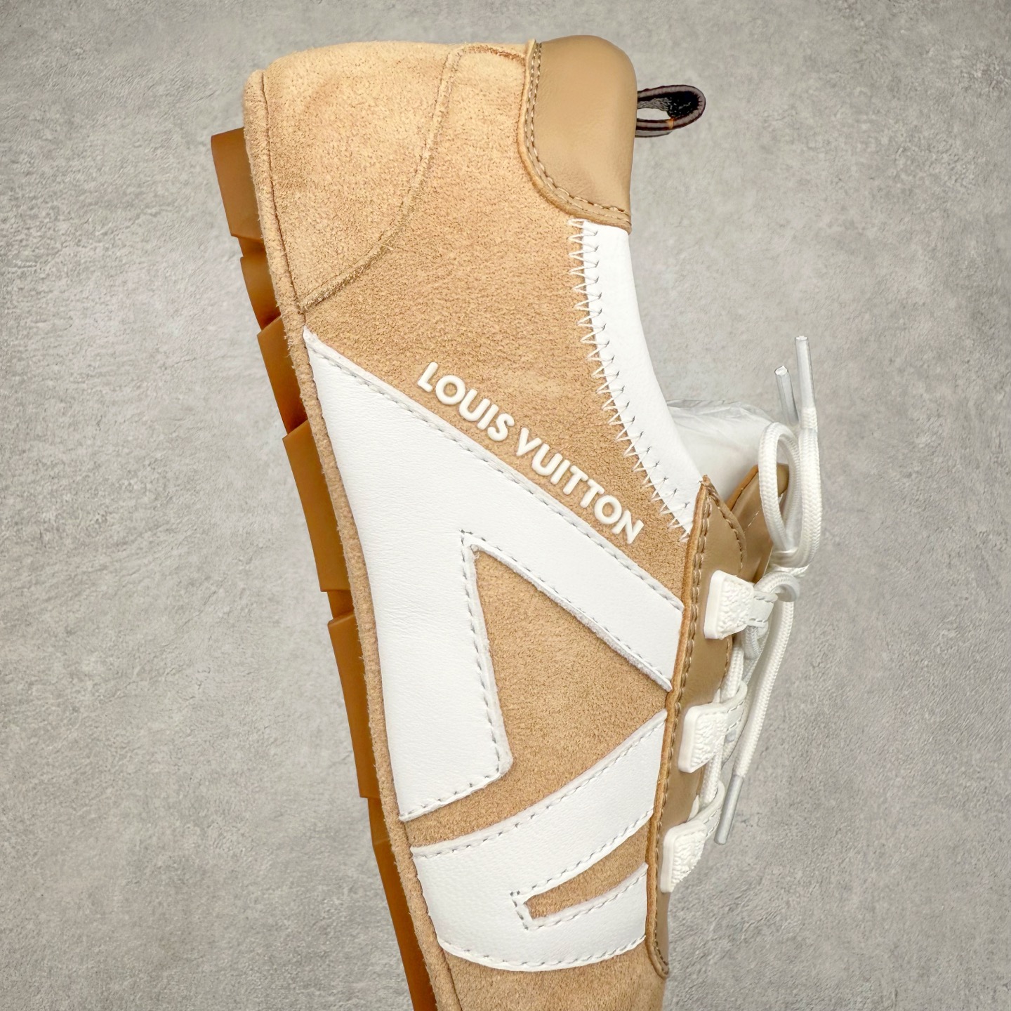 图片[6]-LOUIS VUITTON lv Sneakerina 2025早春发布新款德训鞋芭蕾舞鞋 采用 Sacchetto 制鞋工艺，赋予柔韧鞋底与轻盈内部设计，适合日常休闲及精致造型。惊艳曝光 设计灵感源自芭蕾舞平底鞋 优雅与复古并存 整体低调又老钱 原版购入 独家开模 媲美原版头层小牛皮 鞋面系带设计，侧面印有 LV 标志，后跟处配有拉环。——这双鞋简直是优雅与松弛感的完美融合！尺码：35-40-选品中心