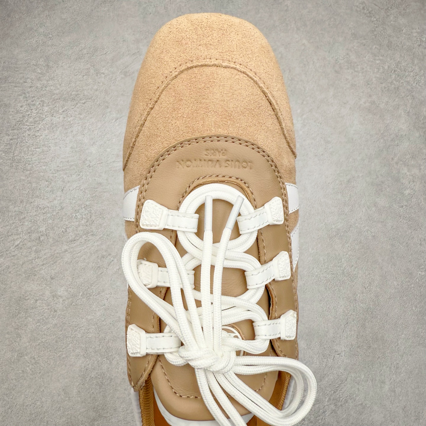 图片[4]-LOUIS VUITTON lv Sneakerina 2025早春发布新款德训鞋芭蕾舞鞋 采用 Sacchetto 制鞋工艺，赋予柔韧鞋底与轻盈内部设计，适合日常休闲及精致造型。惊艳曝光 设计灵感源自芭蕾舞平底鞋 优雅与复古并存 整体低调又老钱 原版购入 独家开模 媲美原版头层小牛皮 鞋面系带设计，侧面印有 LV 标志，后跟处配有拉环。——这双鞋简直是优雅与松弛感的完美融合！尺码：35-40-选品中心