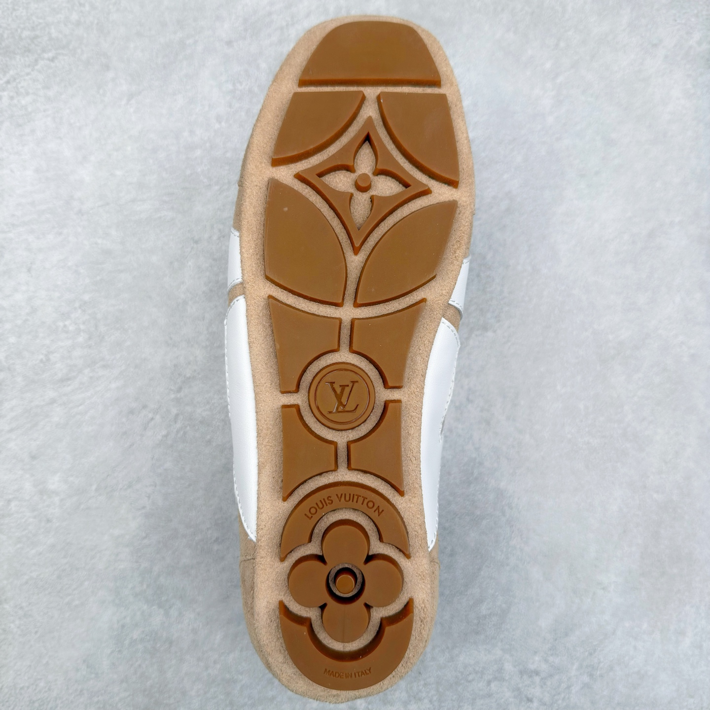 图片[9]-LOUIS VUITTON lv Sneakerina 2025早春发布新款德训鞋芭蕾舞鞋 采用 Sacchetto 制鞋工艺，赋予柔韧鞋底与轻盈内部设计，适合日常休闲及精致造型。惊艳曝光 设计灵感源自芭蕾舞平底鞋 优雅与复古并存 整体低调又老钱 原版购入 独家开模 媲美原版头层小牛皮 鞋面系带设计，侧面印有 LV 标志，后跟处配有拉环。——这双鞋简直是优雅与松弛感的完美融合！尺码：35-40-选品中心