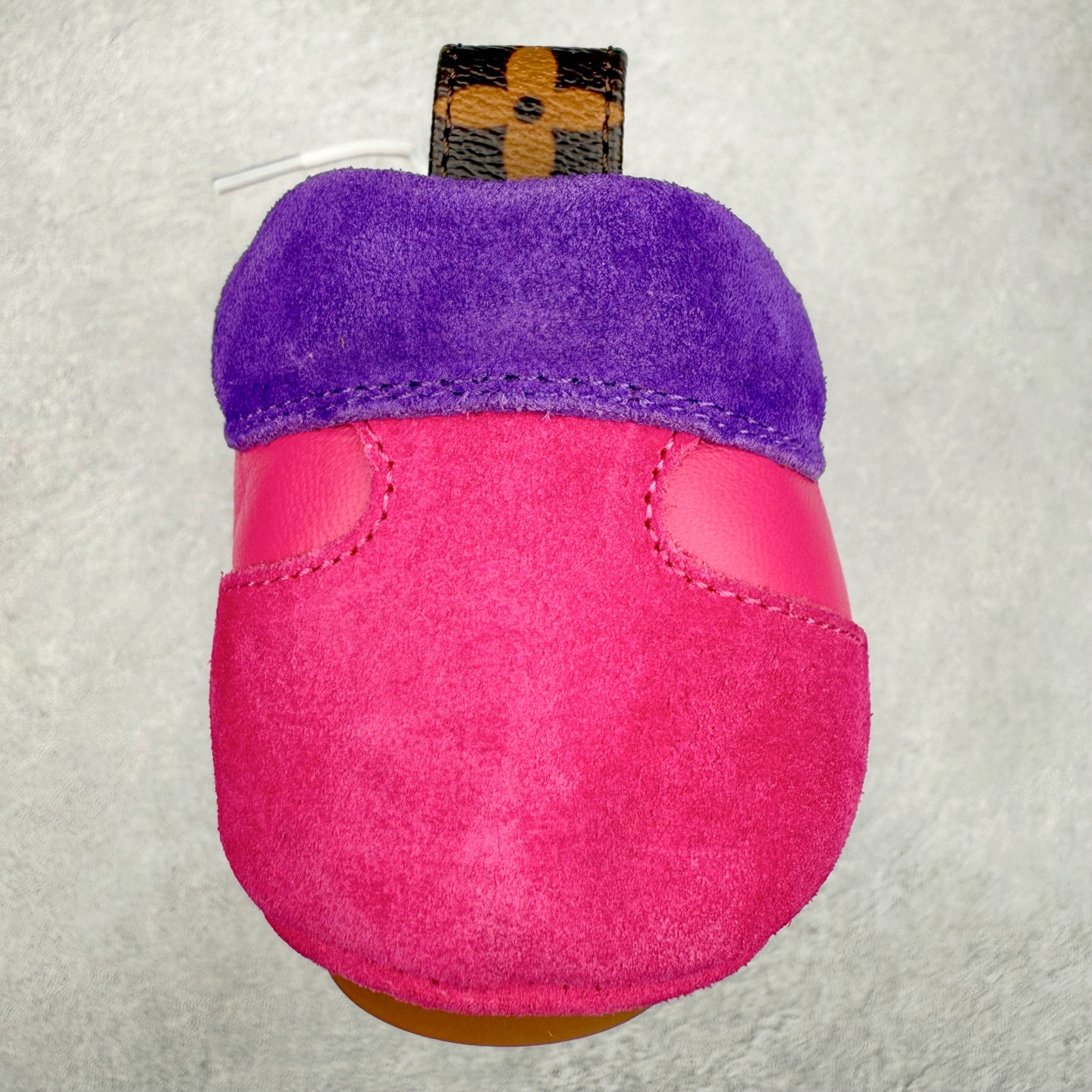 图片[8]-LOUIS VUITTON lv Sneakerina 2025早春发布新款德训鞋芭蕾舞鞋 采用 Sacchetto 制鞋工艺，赋予柔韧鞋底与轻盈内部设计，适合日常休闲及精致造型。惊艳曝光 设计灵感源自芭蕾舞平底鞋 优雅与复古并存 整体低调又老钱 原版购入 独家开模 媲美原版头层小牛皮 鞋面系带设计，侧面印有 LV 标志，后跟处配有拉环。——这双鞋简直是优雅与松弛感的完美融合！尺码：35-40-选品中心