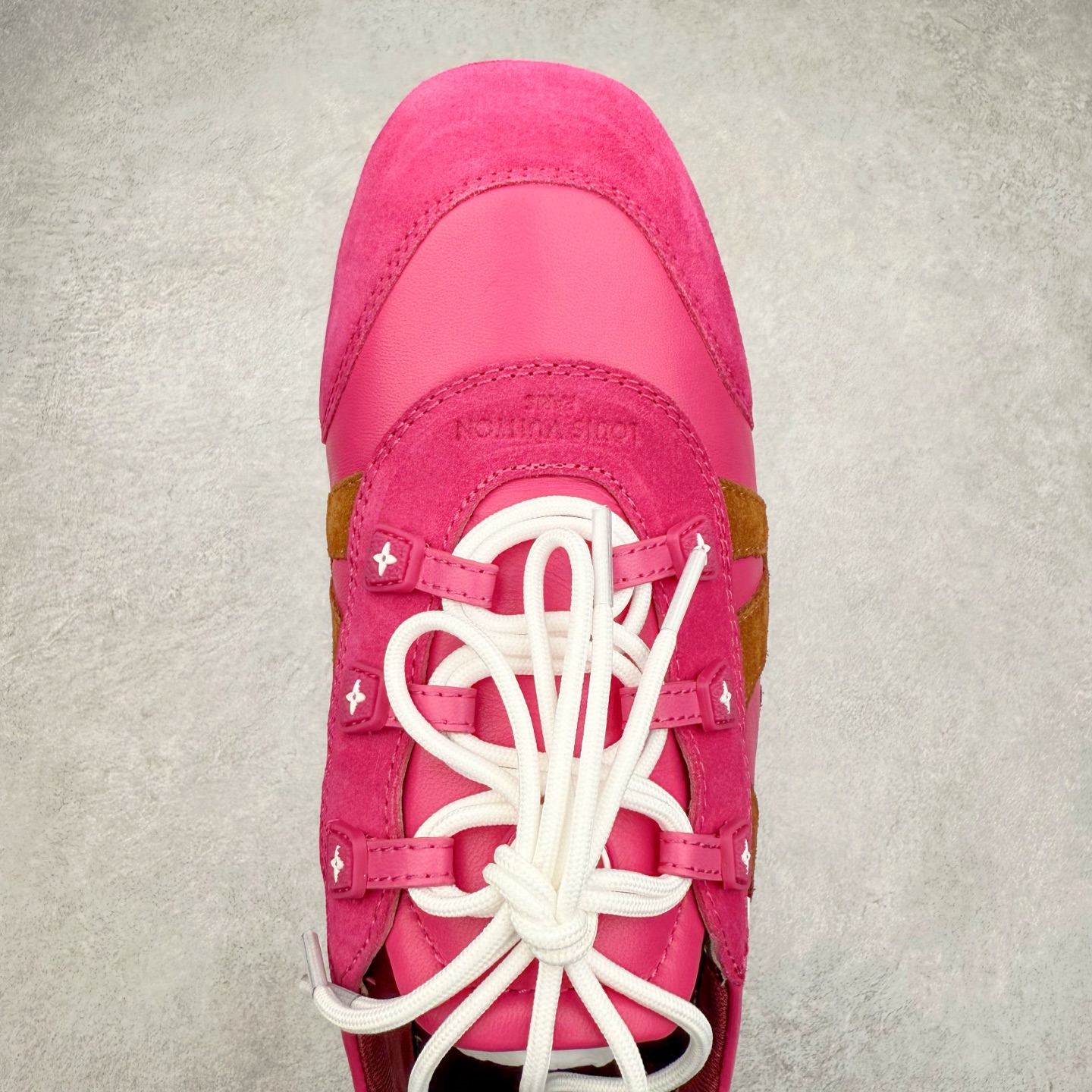 图片[4]-LOUIS VUITTON lv Sneakerina 2025早春发布新款德训鞋芭蕾舞鞋 采用 Sacchetto 制鞋工艺，赋予柔韧鞋底与轻盈内部设计，适合日常休闲及精致造型。惊艳曝光 设计灵感源自芭蕾舞平底鞋 优雅与复古并存 整体低调又老钱 原版购入 独家开模 媲美原版头层小牛皮 鞋面系带设计，侧面印有 LV 标志，后跟处配有拉环。——这双鞋简直是优雅与松弛感的完美融合！尺码：35-40-选品中心