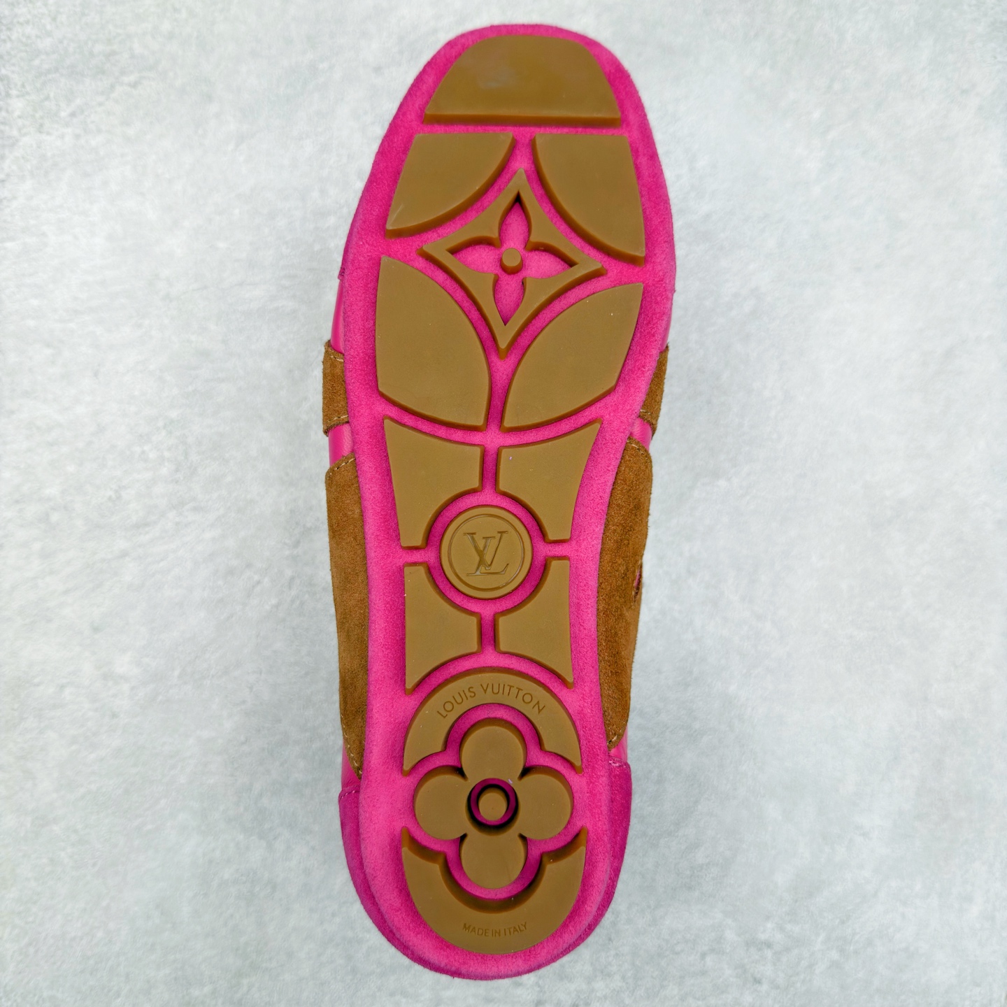 图片[9]-LOUIS VUITTON lv Sneakerina 2025早春发布新款德训鞋芭蕾舞鞋 采用 Sacchetto 制鞋工艺，赋予柔韧鞋底与轻盈内部设计，适合日常休闲及精致造型。惊艳曝光 设计灵感源自芭蕾舞平底鞋 优雅与复古并存 整体低调又老钱 原版购入 独家开模 媲美原版头层小牛皮 鞋面系带设计，侧面印有 LV 标志，后跟处配有拉环。——这双鞋简直是优雅与松弛感的完美融合！尺码：35-40-选品中心