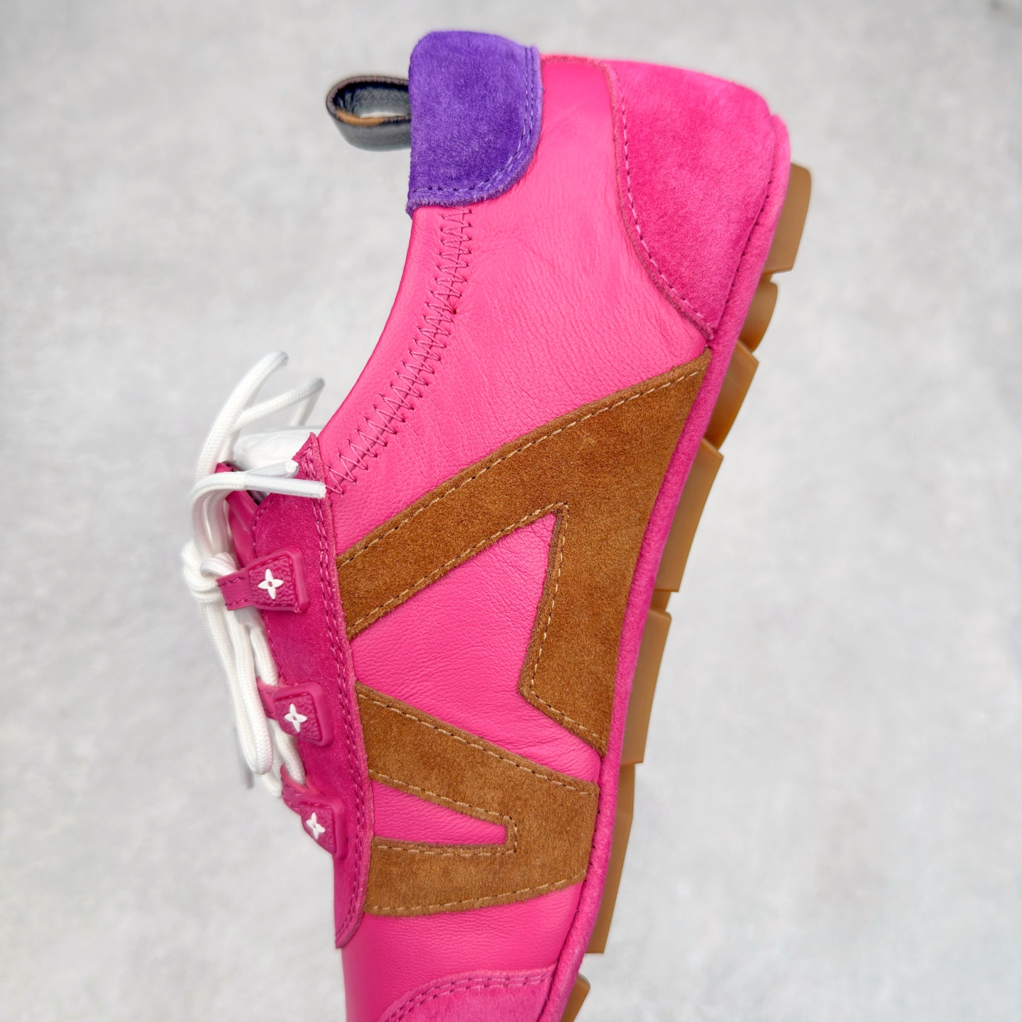 图片[7]-LOUIS VUITTON lv Sneakerina 2025早春发布新款德训鞋芭蕾舞鞋 采用 Sacchetto 制鞋工艺，赋予柔韧鞋底与轻盈内部设计，适合日常休闲及精致造型。惊艳曝光 设计灵感源自芭蕾舞平底鞋 优雅与复古并存 整体低调又老钱 原版购入 独家开模 媲美原版头层小牛皮 鞋面系带设计，侧面印有 LV 标志，后跟处配有拉环。——这双鞋简直是优雅与松弛感的完美融合！尺码：35-40-选品中心