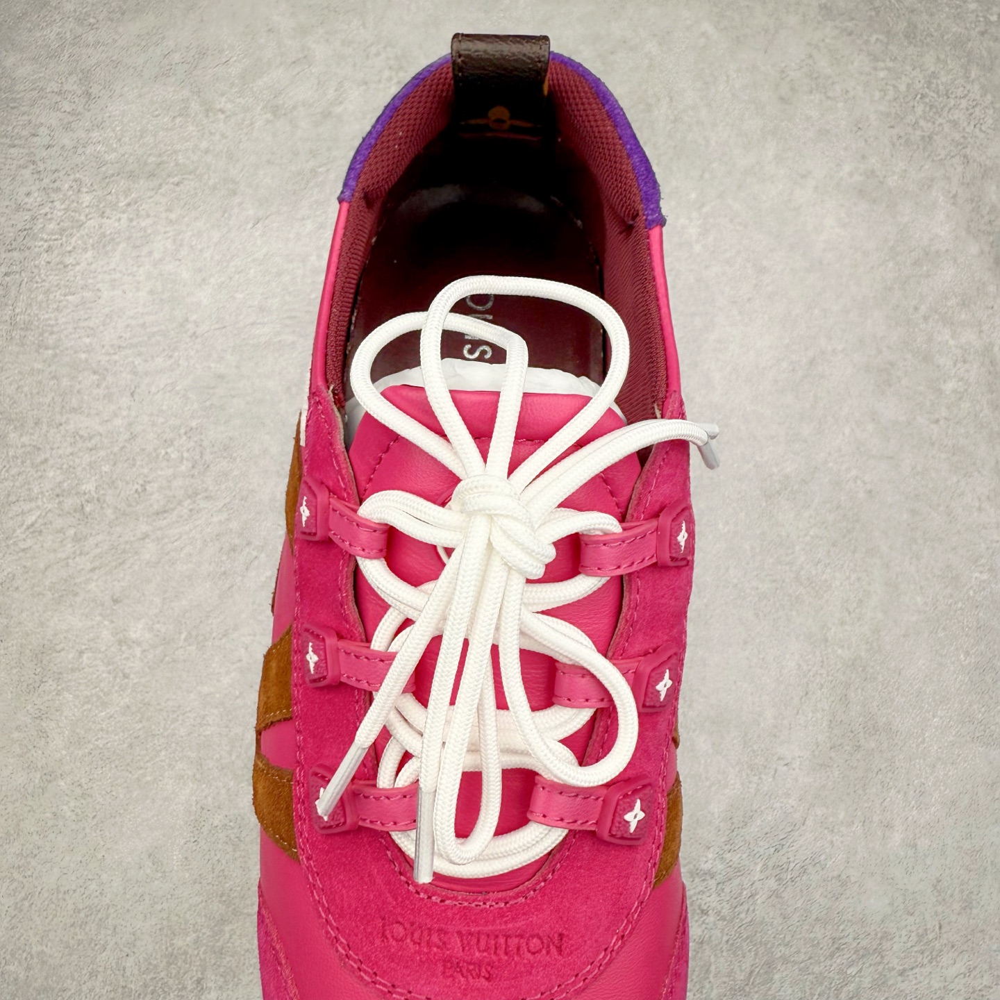 图片[5]-LOUIS VUITTON lv Sneakerina 2025早春发布新款德训鞋芭蕾舞鞋 采用 Sacchetto 制鞋工艺，赋予柔韧鞋底与轻盈内部设计，适合日常休闲及精致造型。惊艳曝光 设计灵感源自芭蕾舞平底鞋 优雅与复古并存 整体低调又老钱 原版购入 独家开模 媲美原版头层小牛皮 鞋面系带设计，侧面印有 LV 标志，后跟处配有拉环。——这双鞋简直是优雅与松弛感的完美融合！尺码：35-40-选品中心